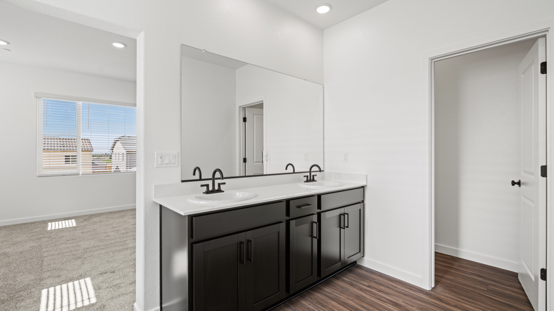 A bathroom with a sink and a mirror.