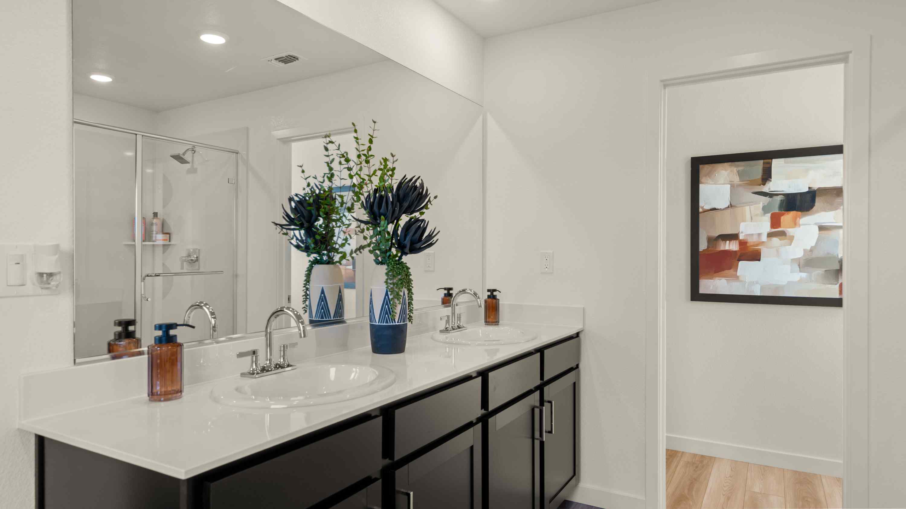 A bathroom with a sink and a mirror.