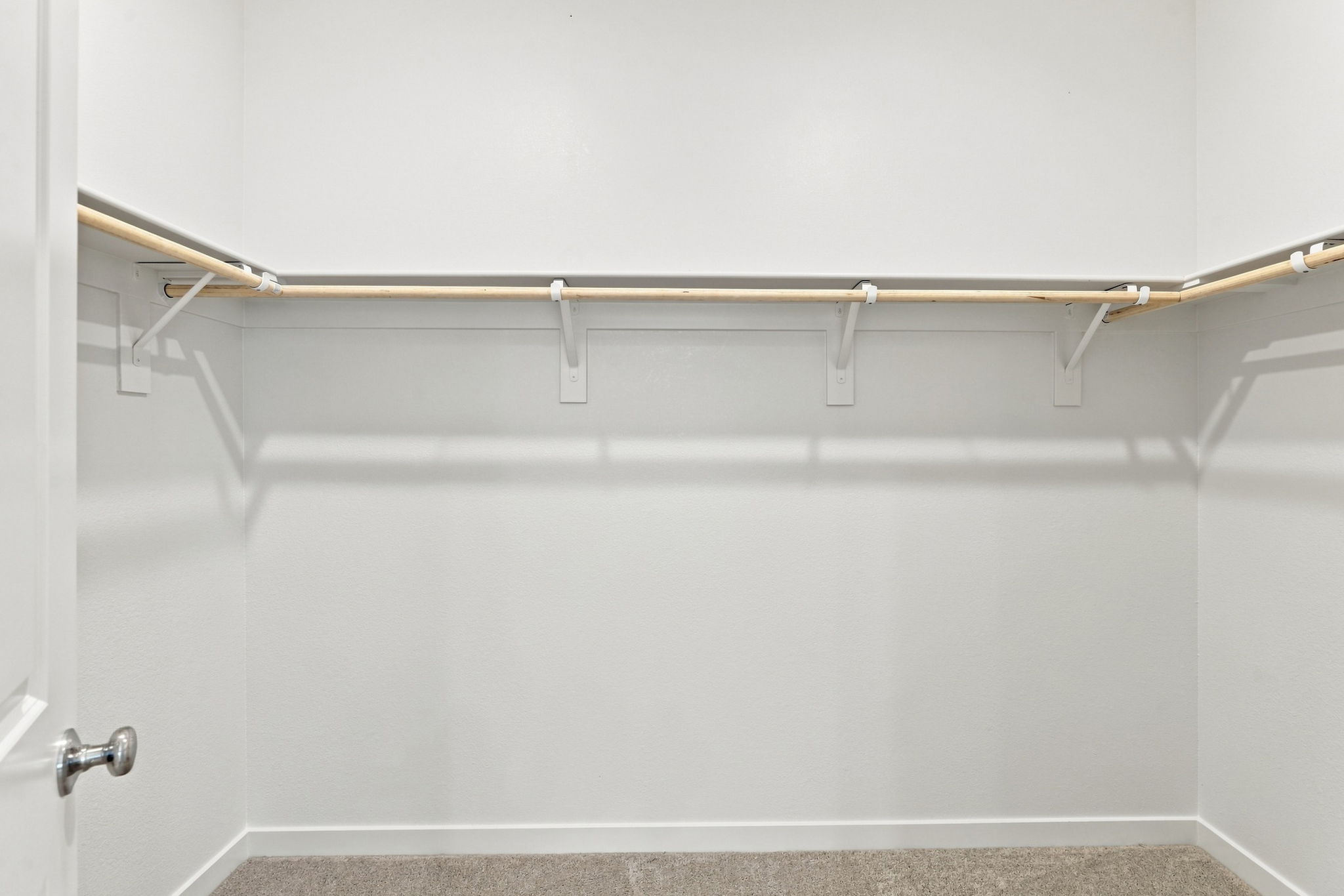 A metal bar with a metal bar.