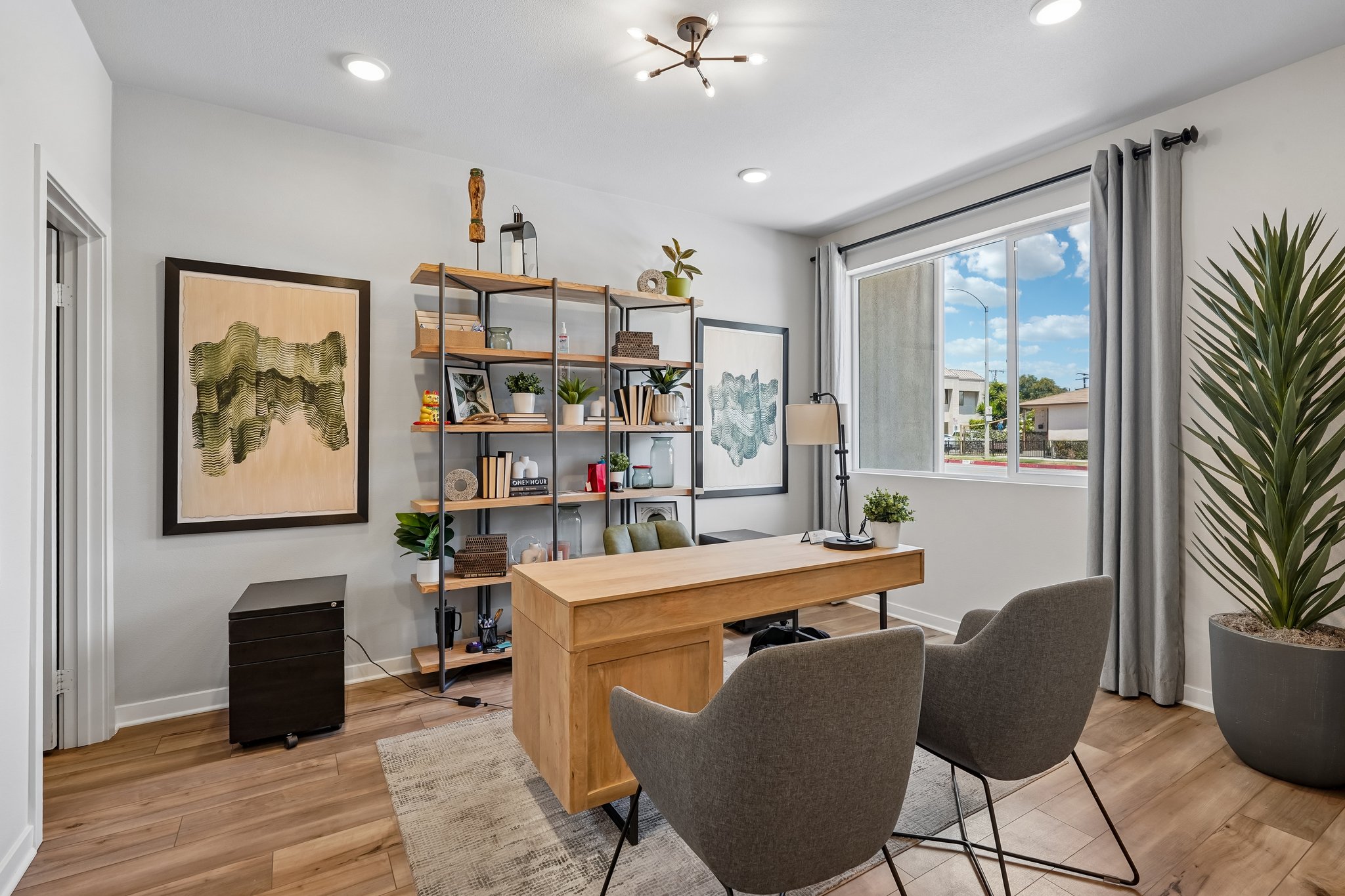 A room with a desk and chairs.
