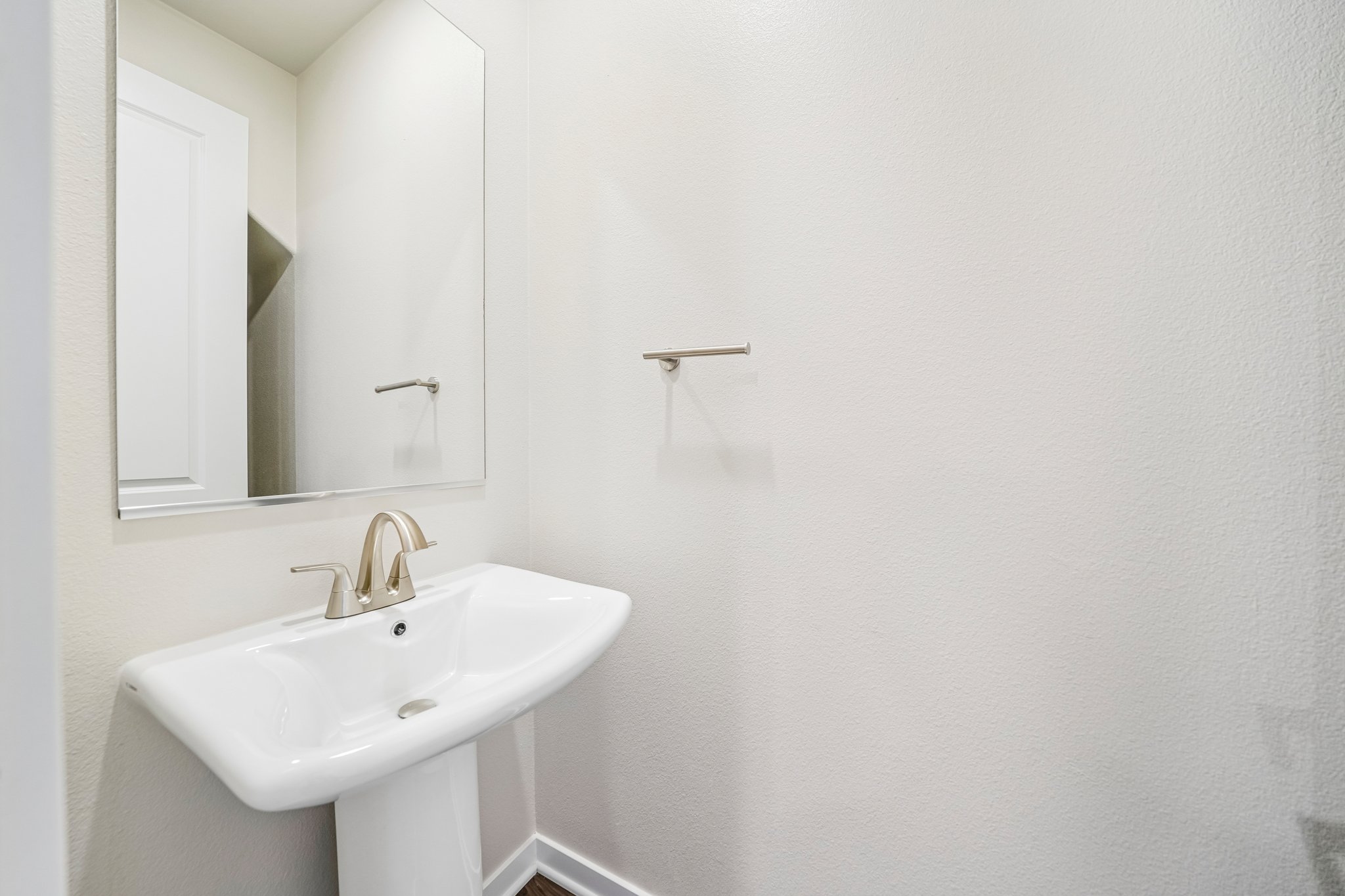 A bathroom with a mirror and sink.