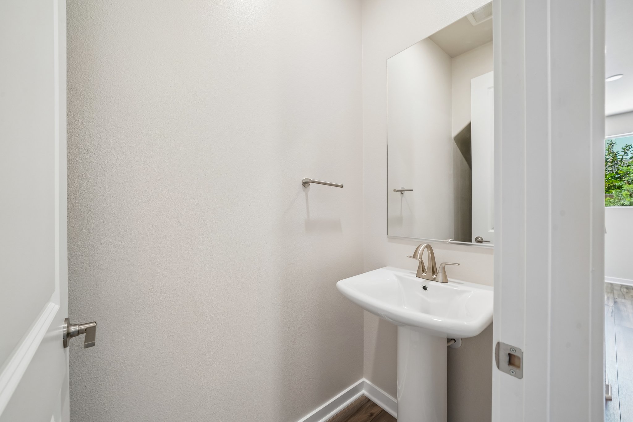A bathroom with a sink and mirror.