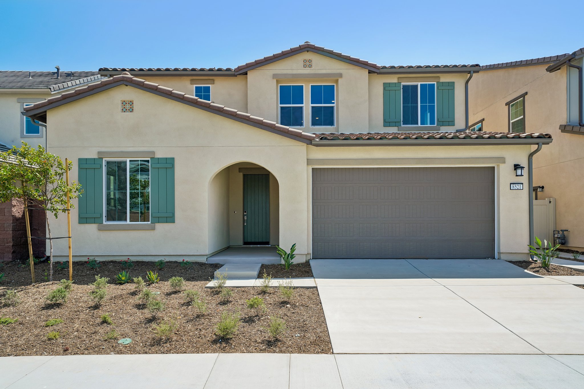0002 8521 Tamarack Street