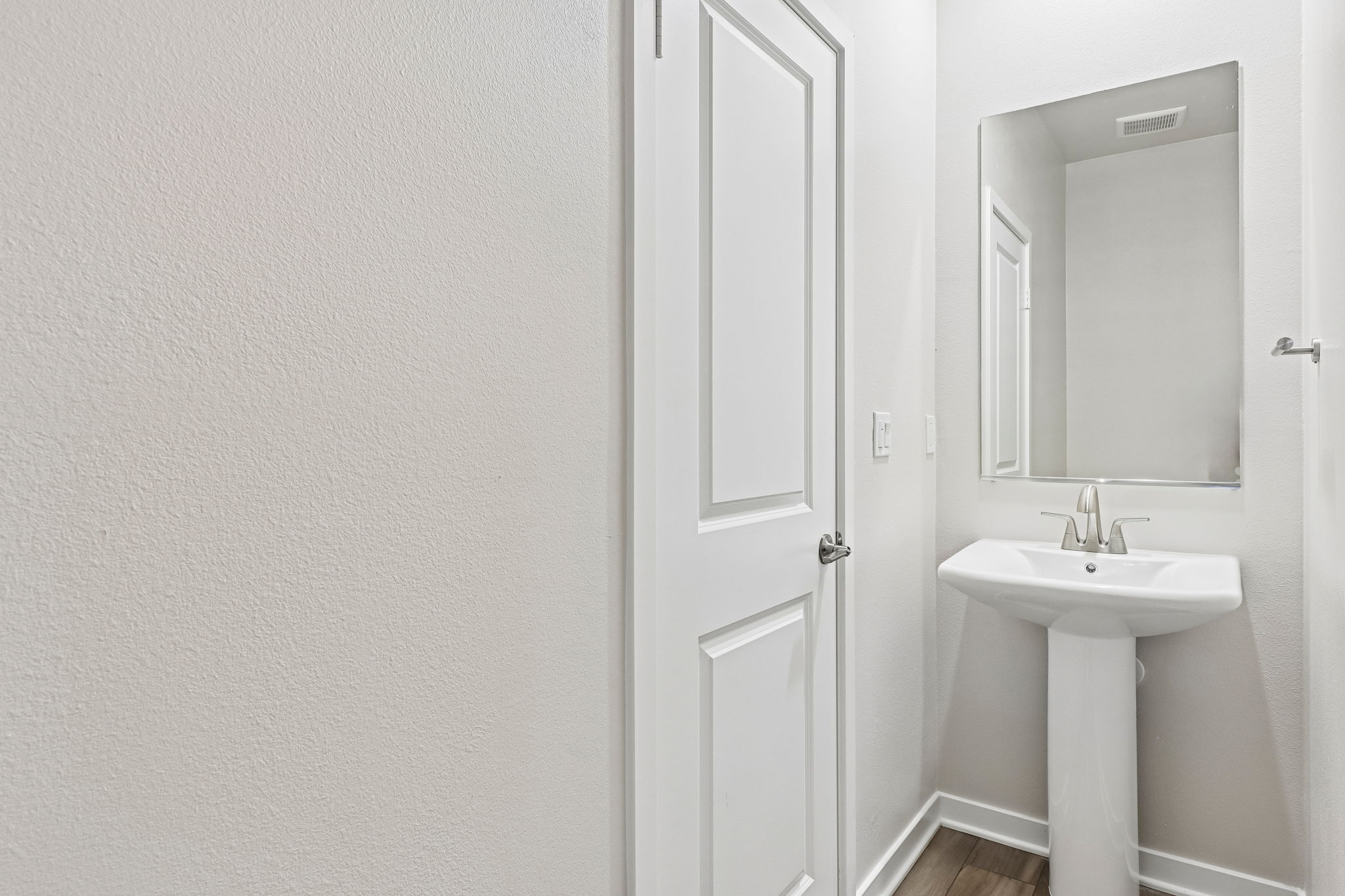 A bathroom with a sink and mirror.