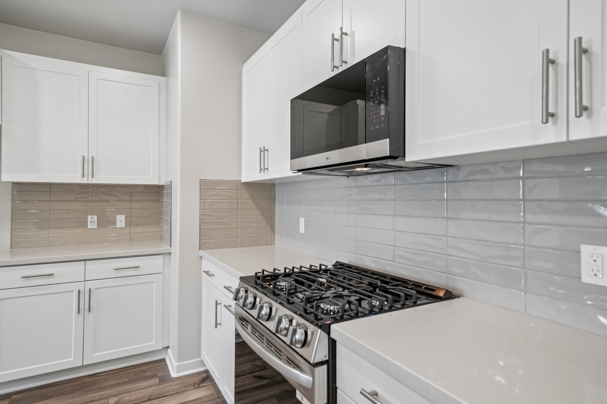 A kitchen with white cabinets.