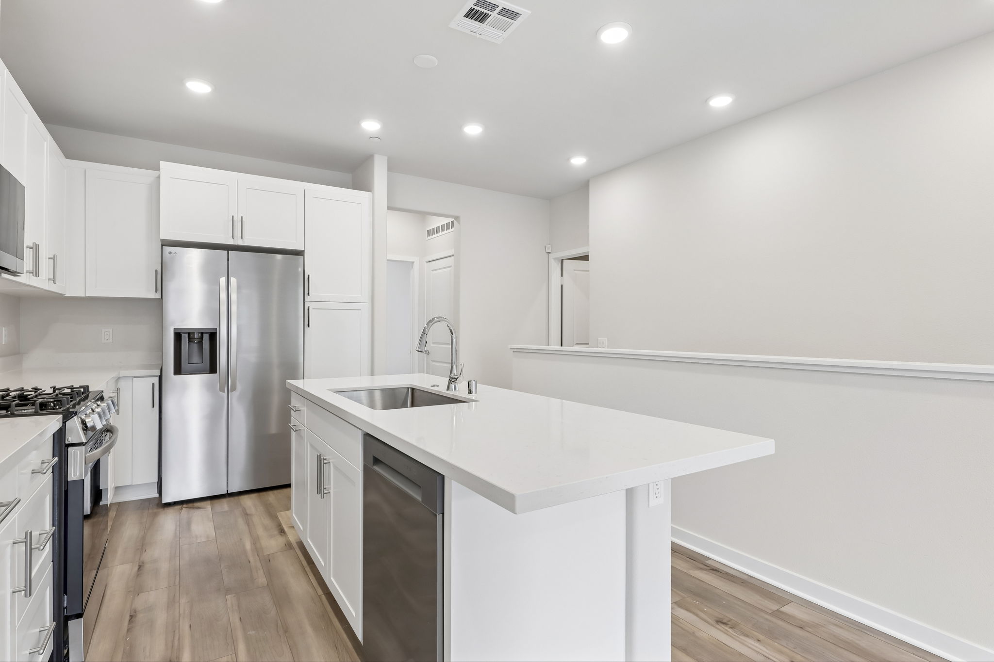 A kitchen with white cabinets.