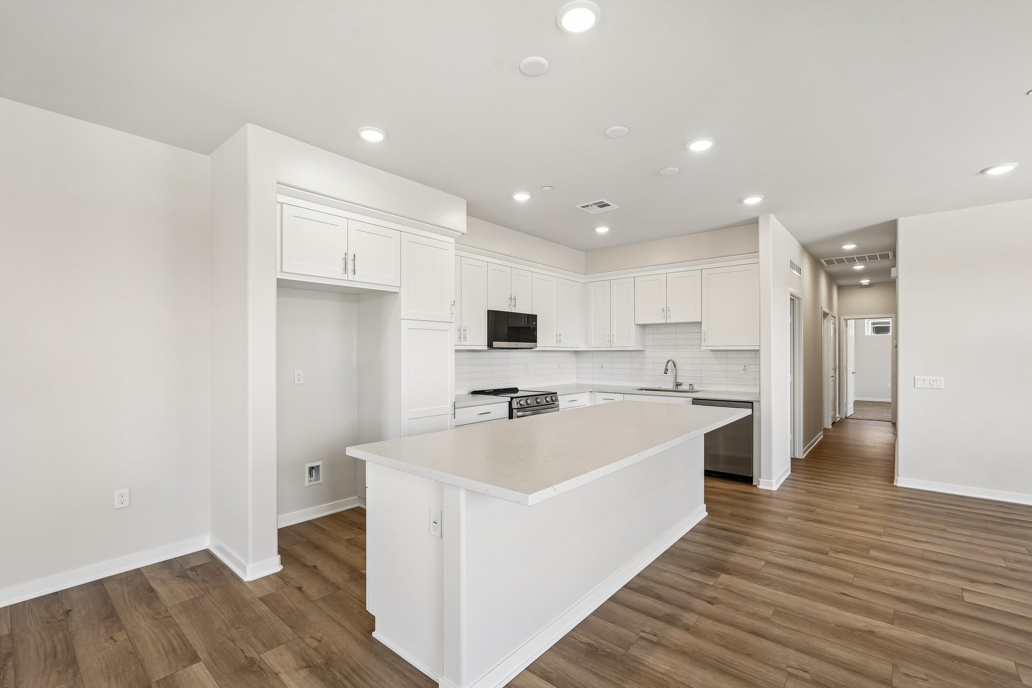 A kitchen with white cabinets.