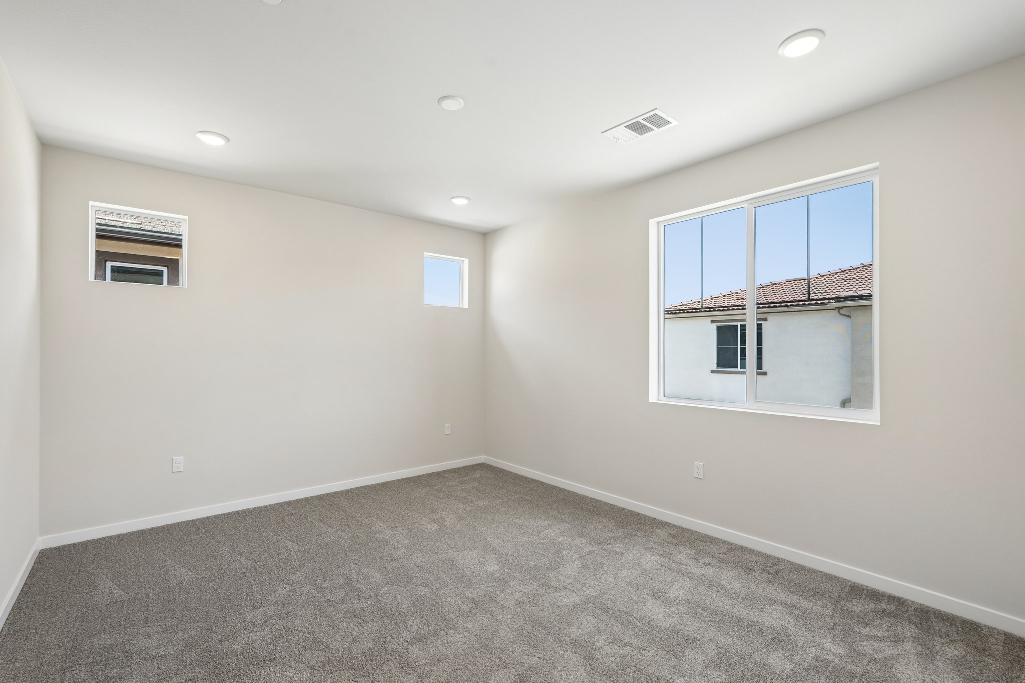 A room with a window and a carpet.