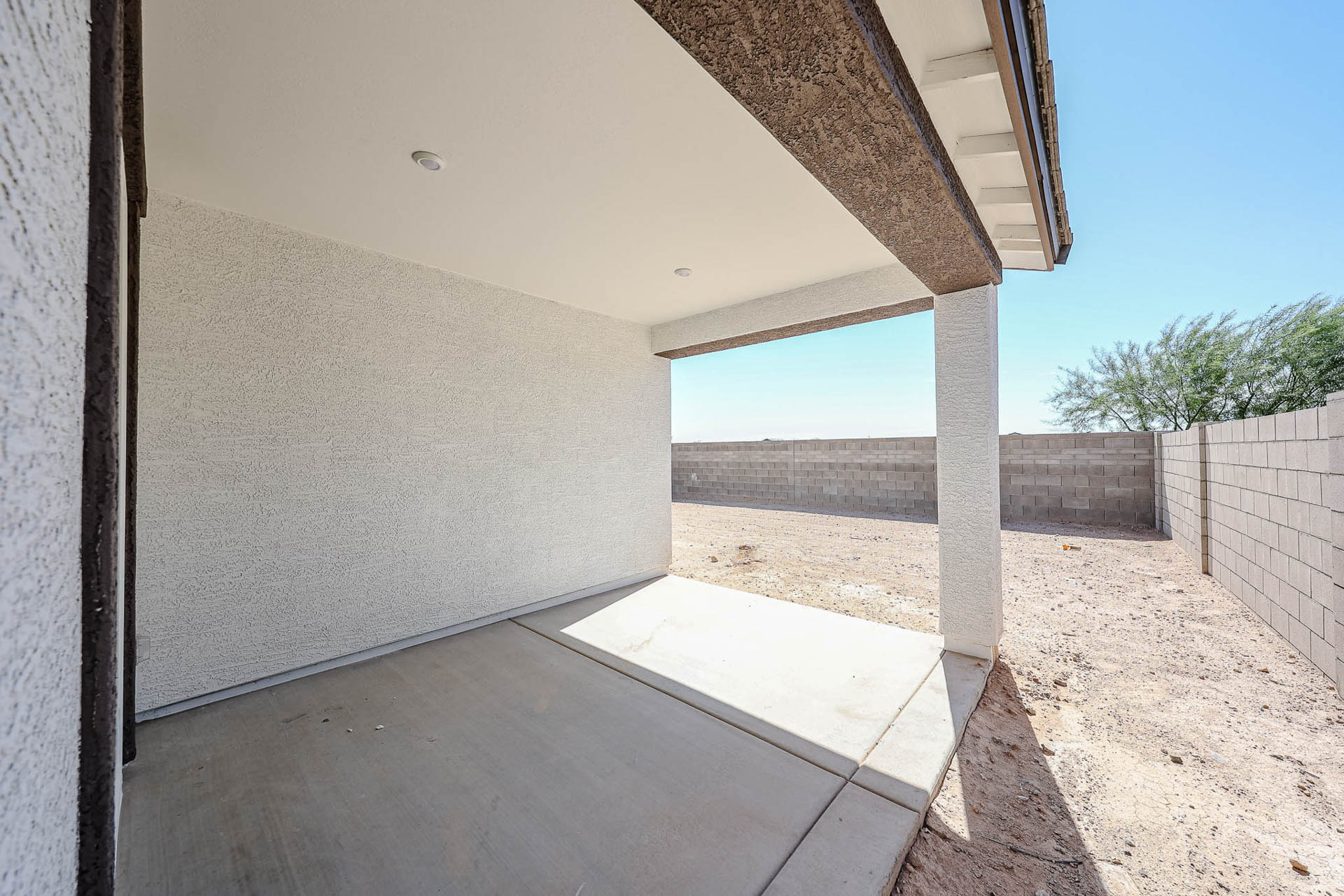 A concrete wall with a concrete floor.