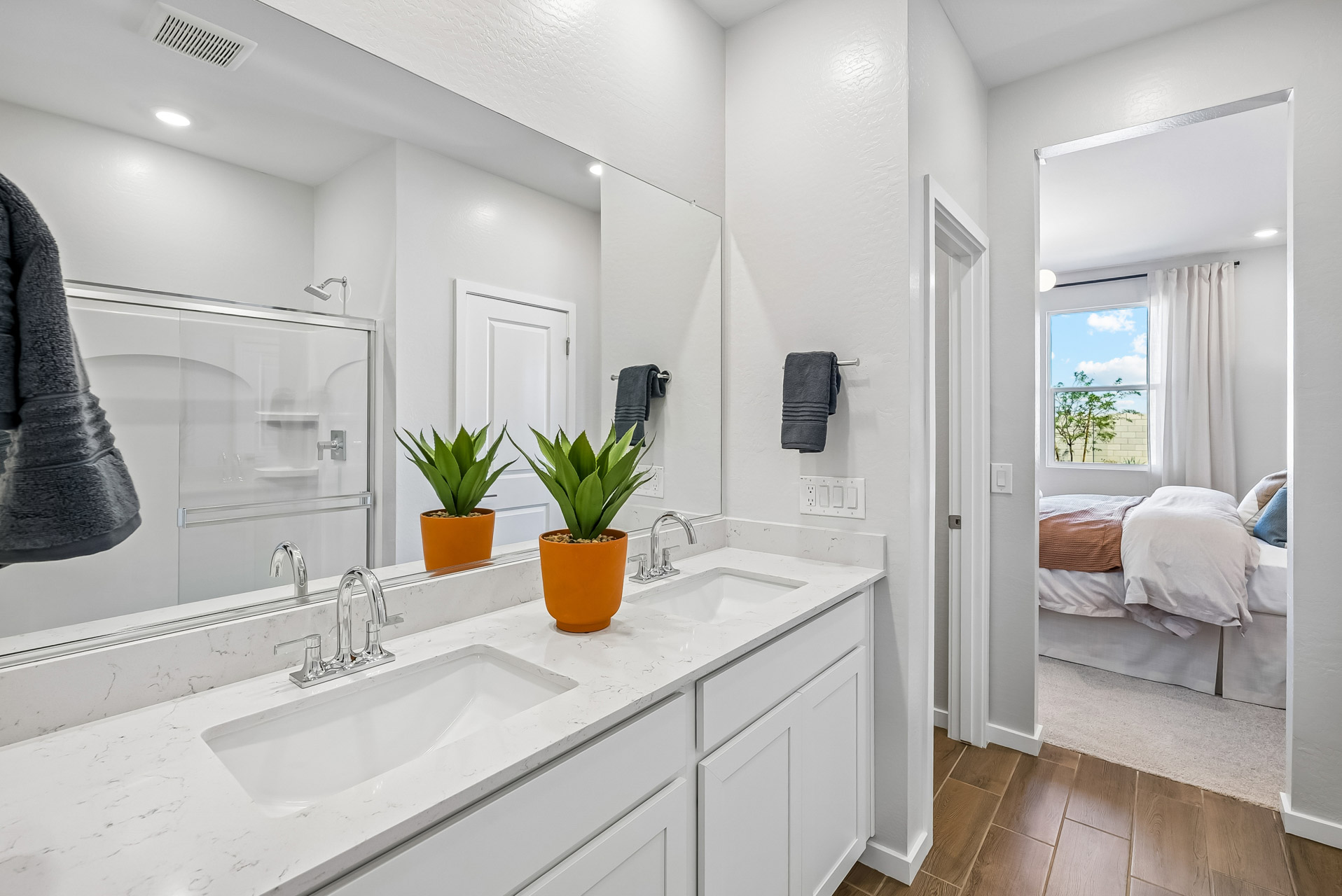 A bathroom with a sink and a mirror.