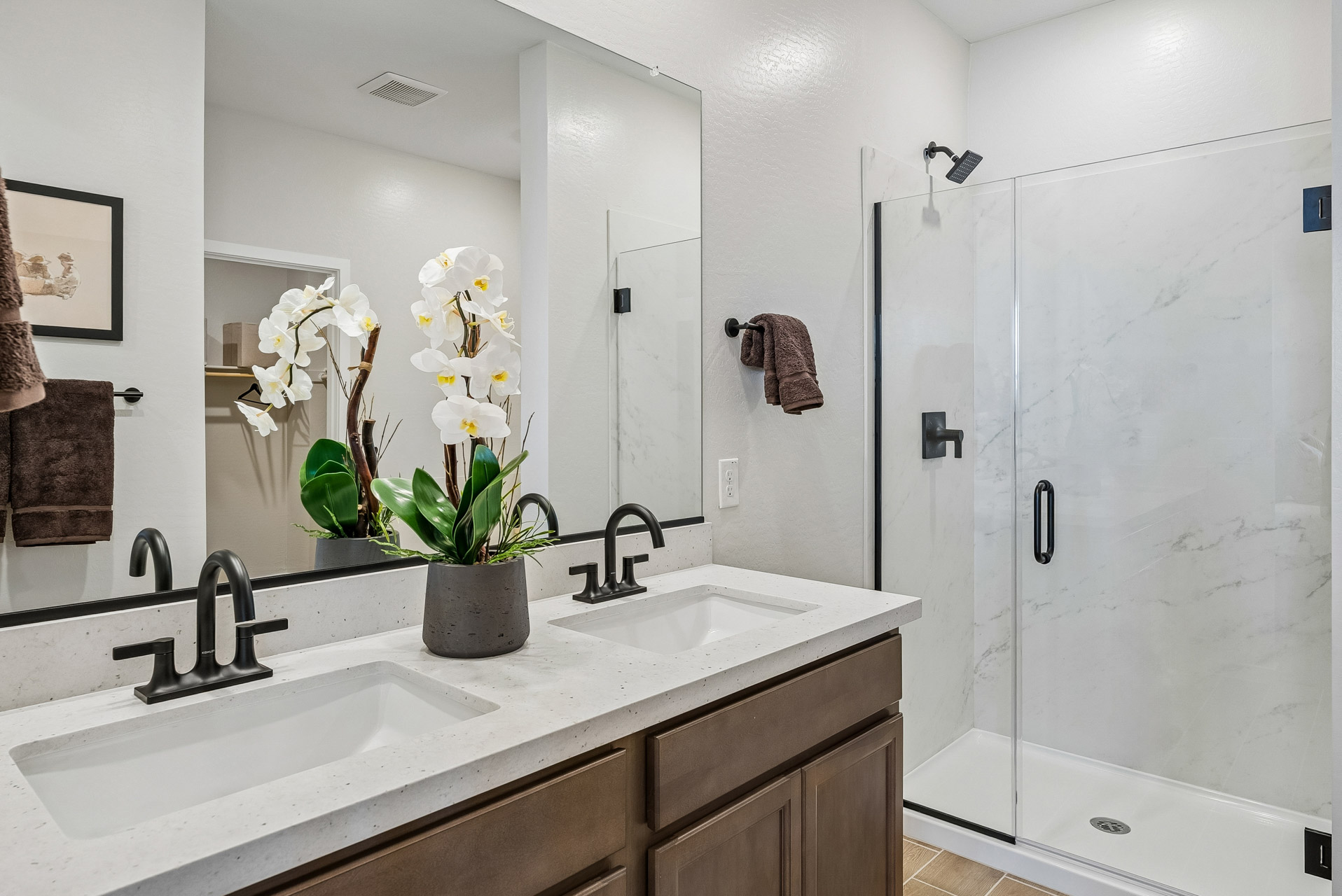 A bathroom with a sink and a mirror.