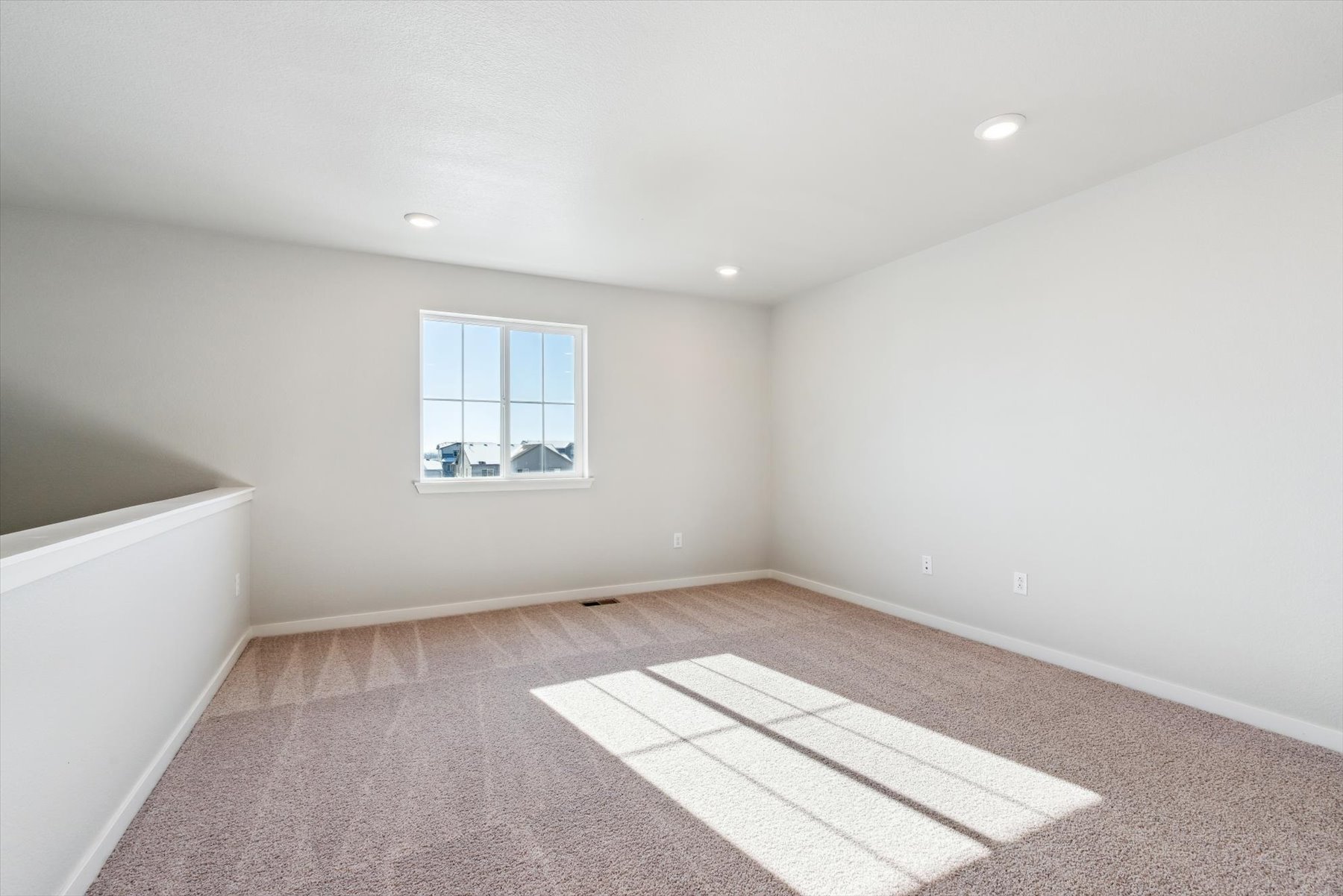 A room with a rug and a window.