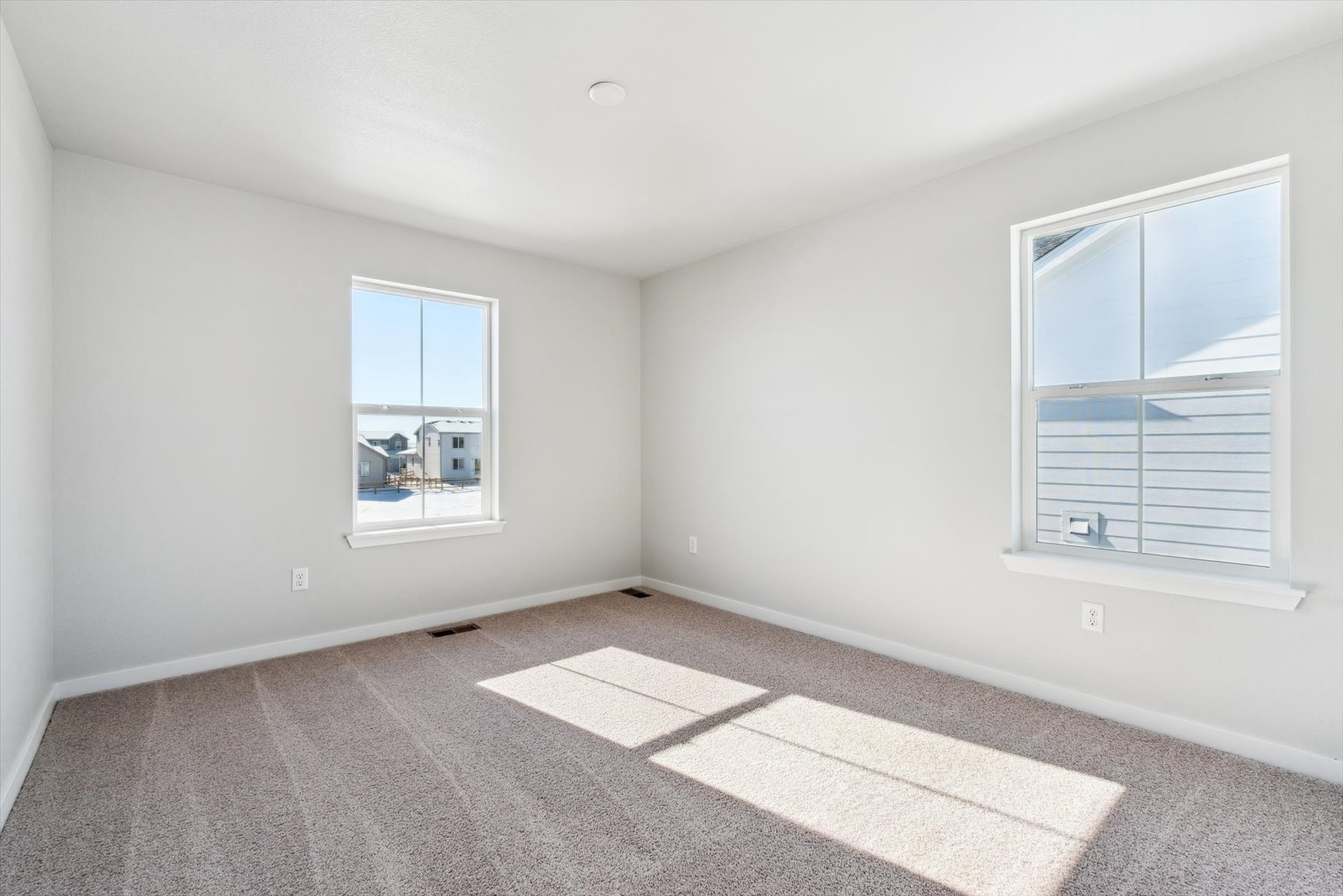 A room with a rug and a window.