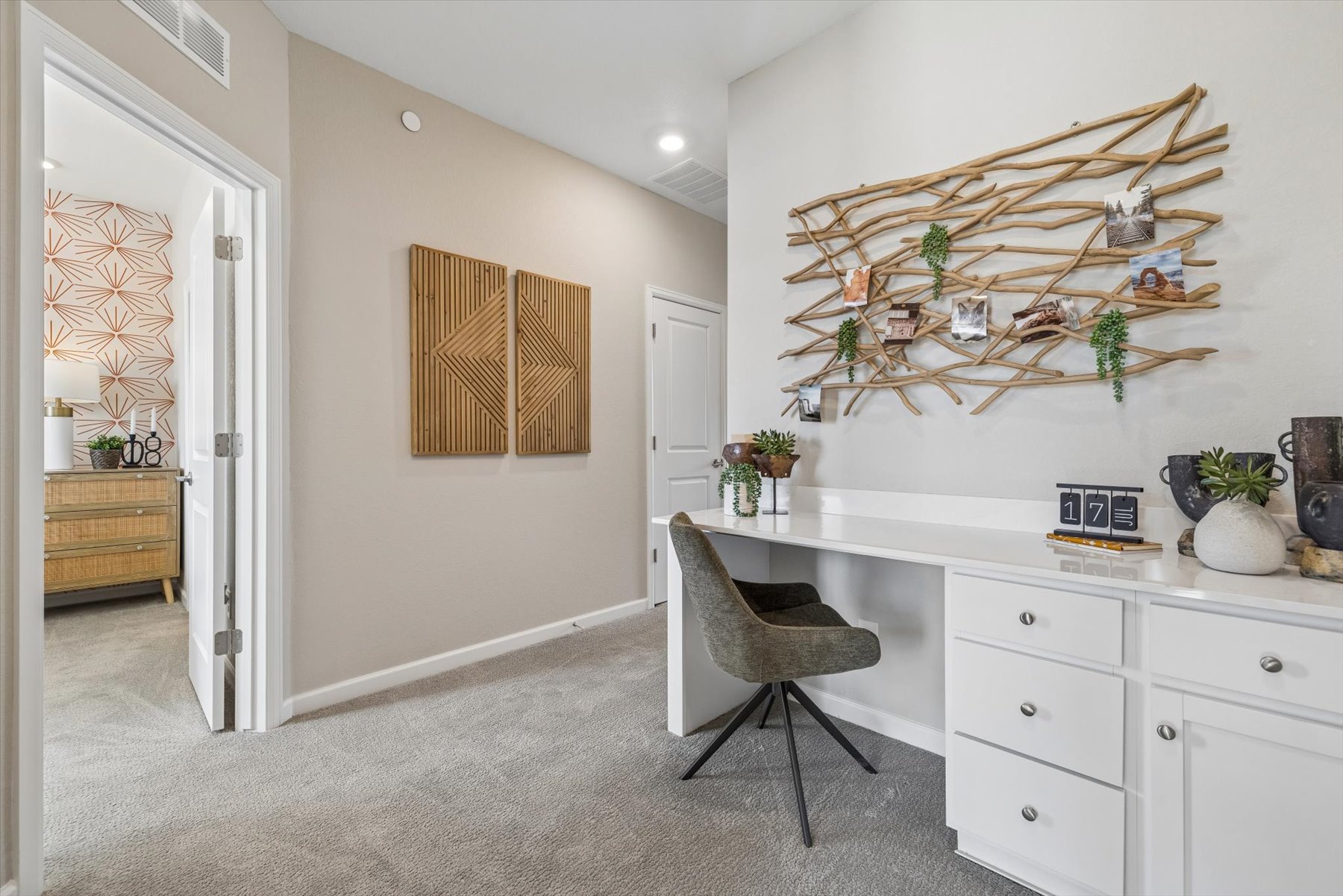 A room with a desk and chairs.