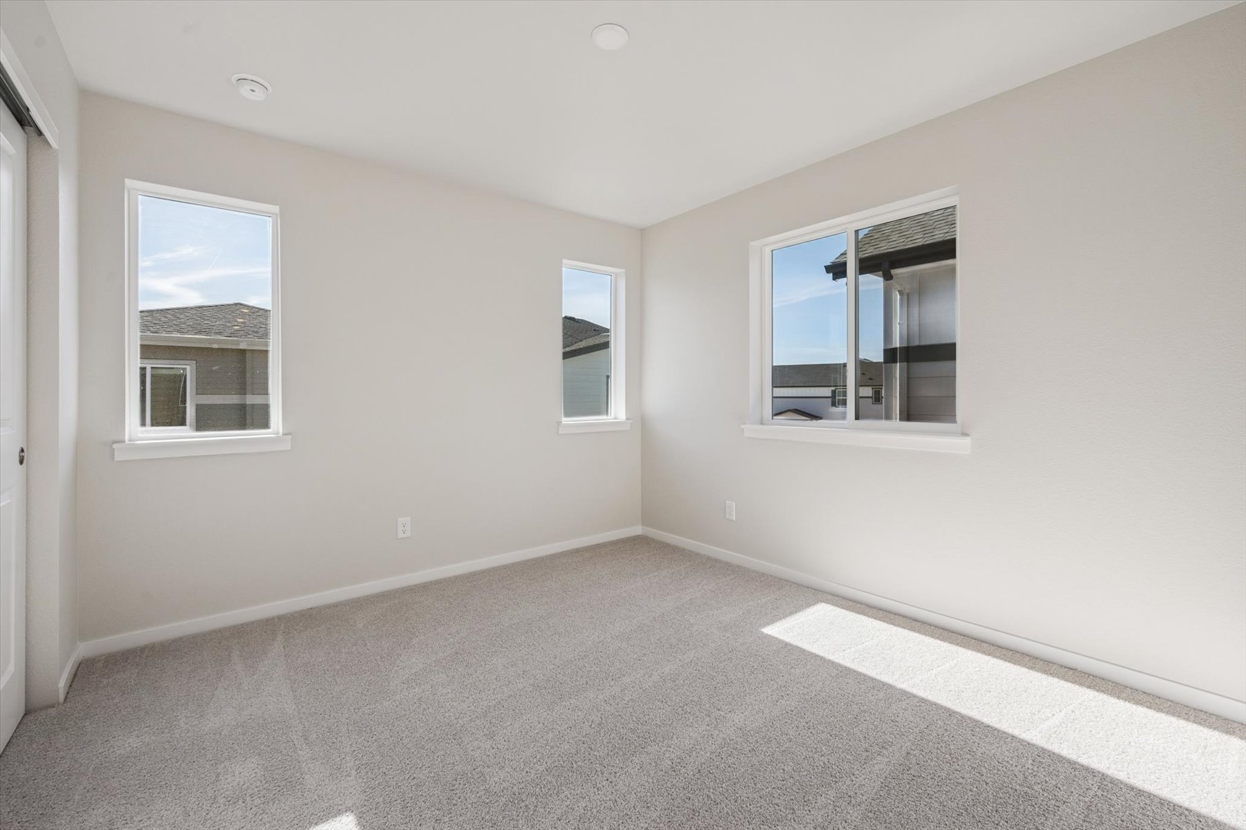 A room with windows.
