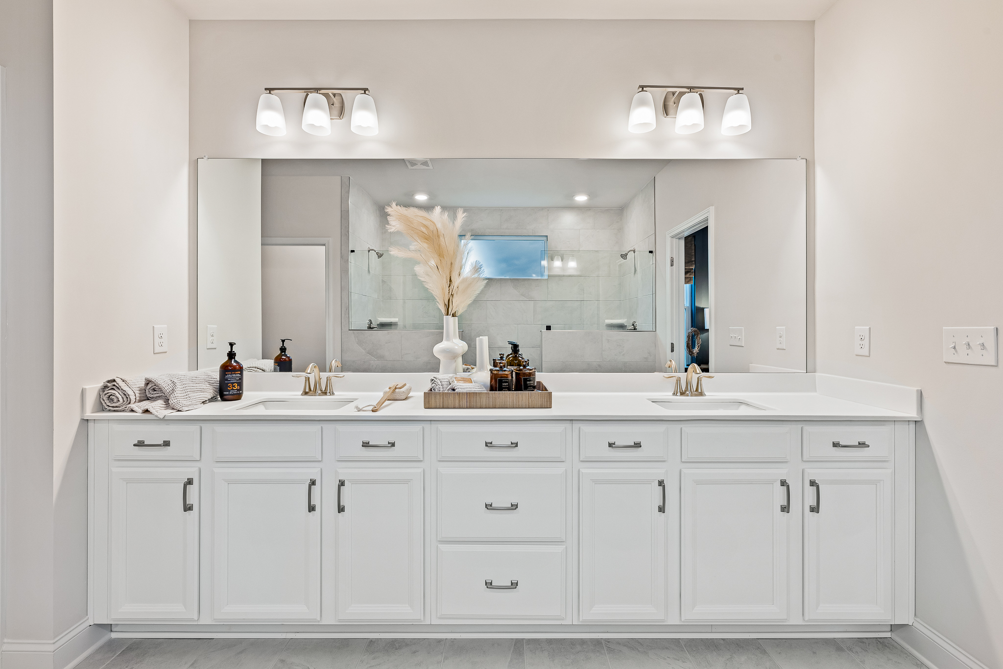 A kitchen with white cabinets.