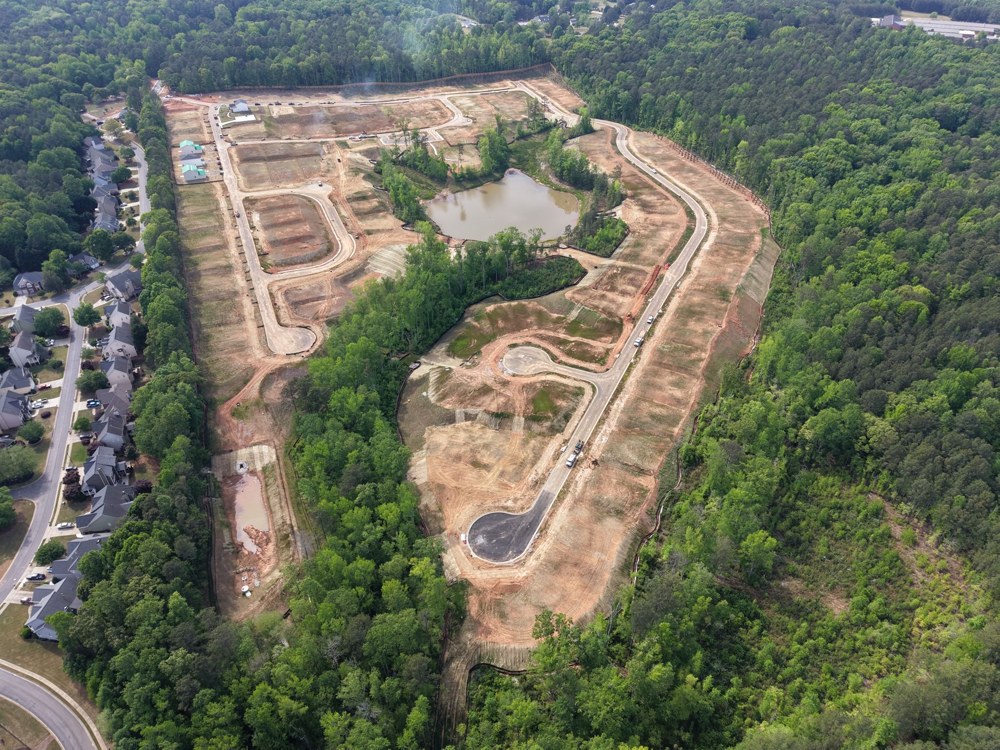 A large dam with a river running through it.