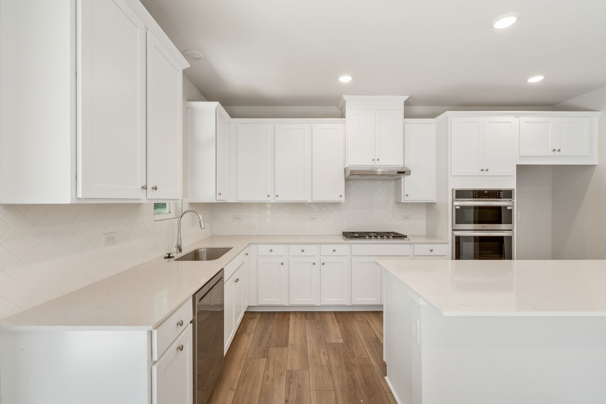 A kitchen with white cabinets.