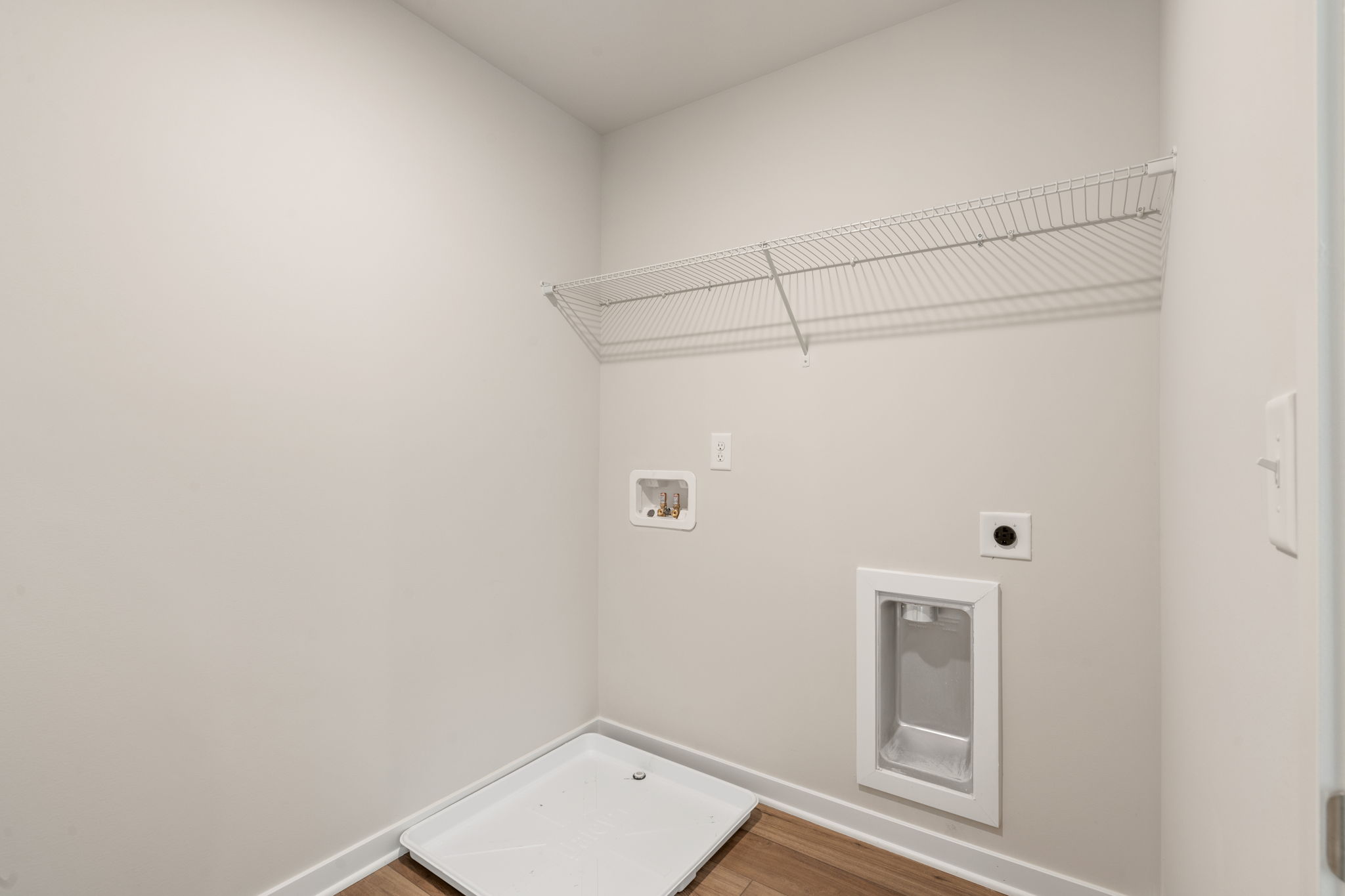 A white room with a vent and a vent.