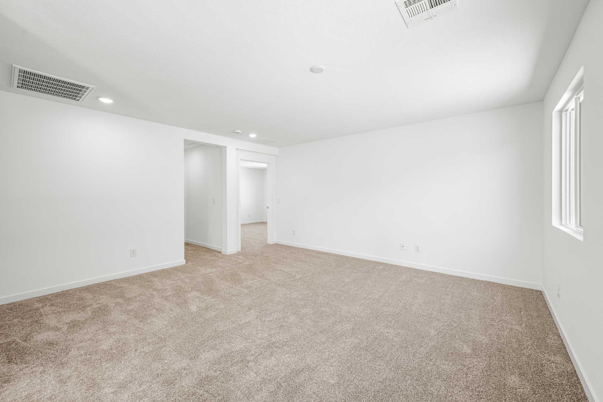 A hallway with carpet and a carpet.