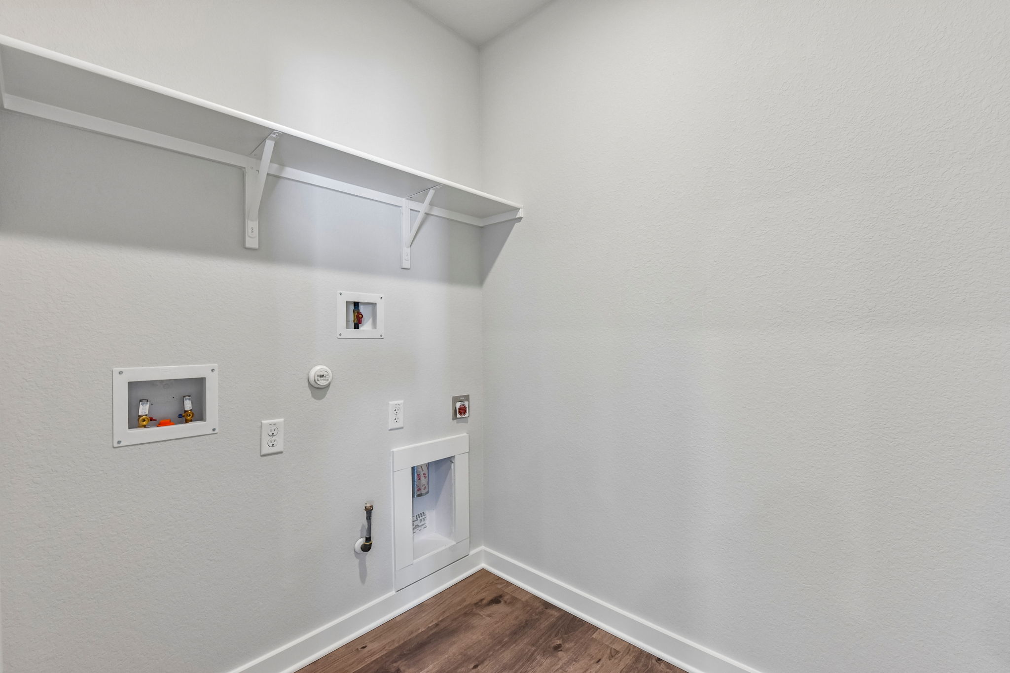 A white wall with a white ceiling.