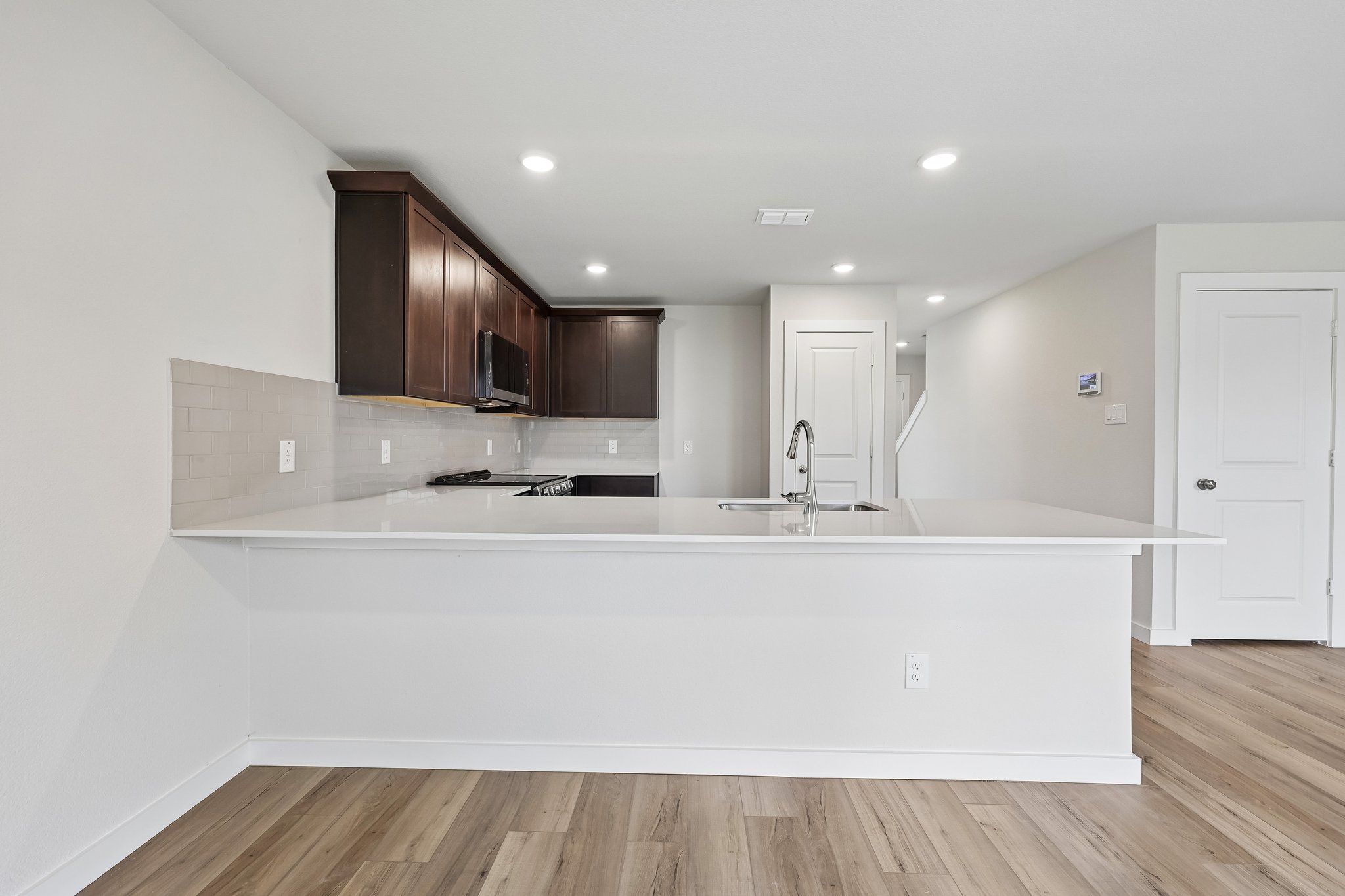 A kitchen with a white countertop.