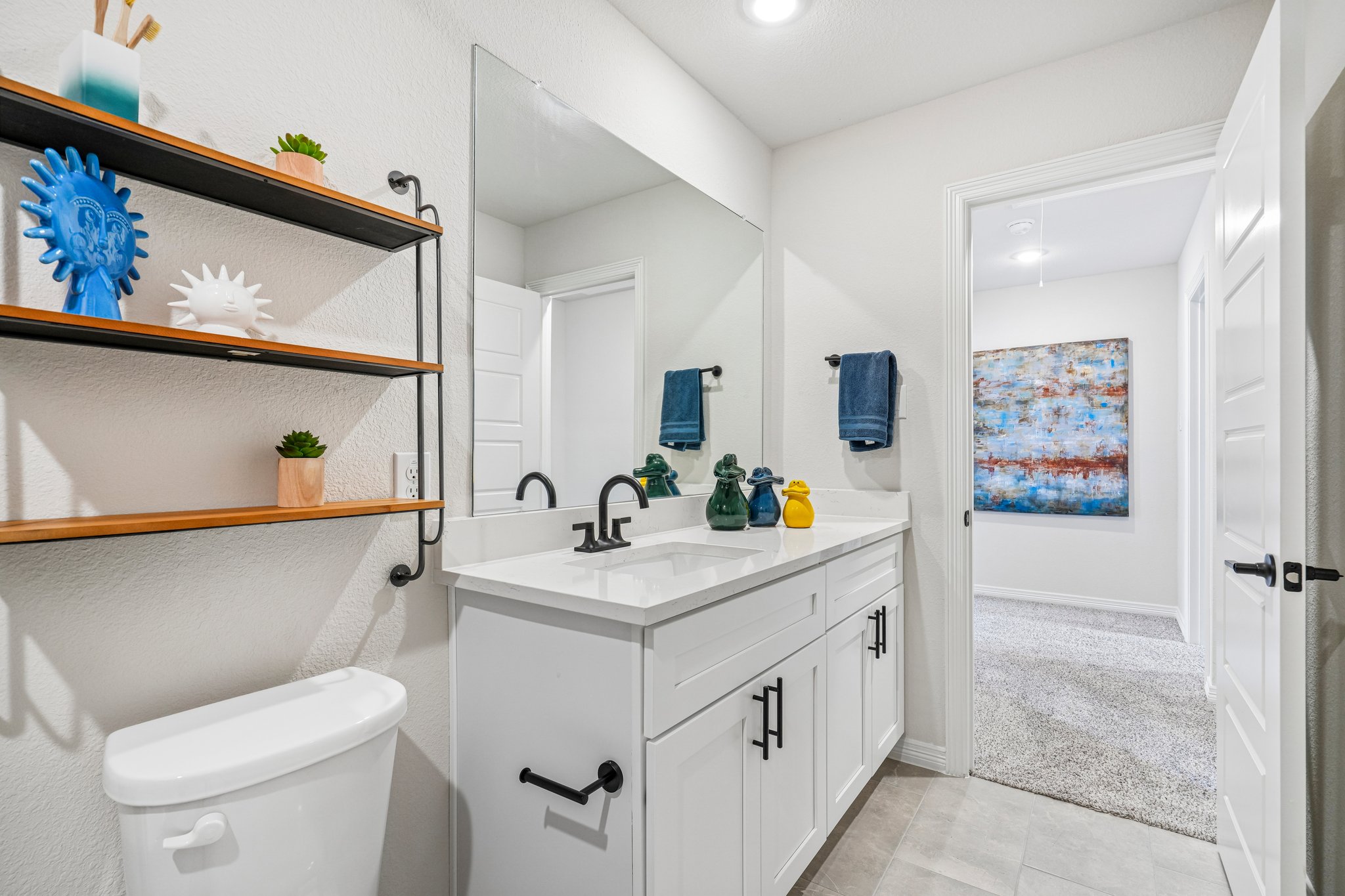 A bathroom with a sink and a mirror.