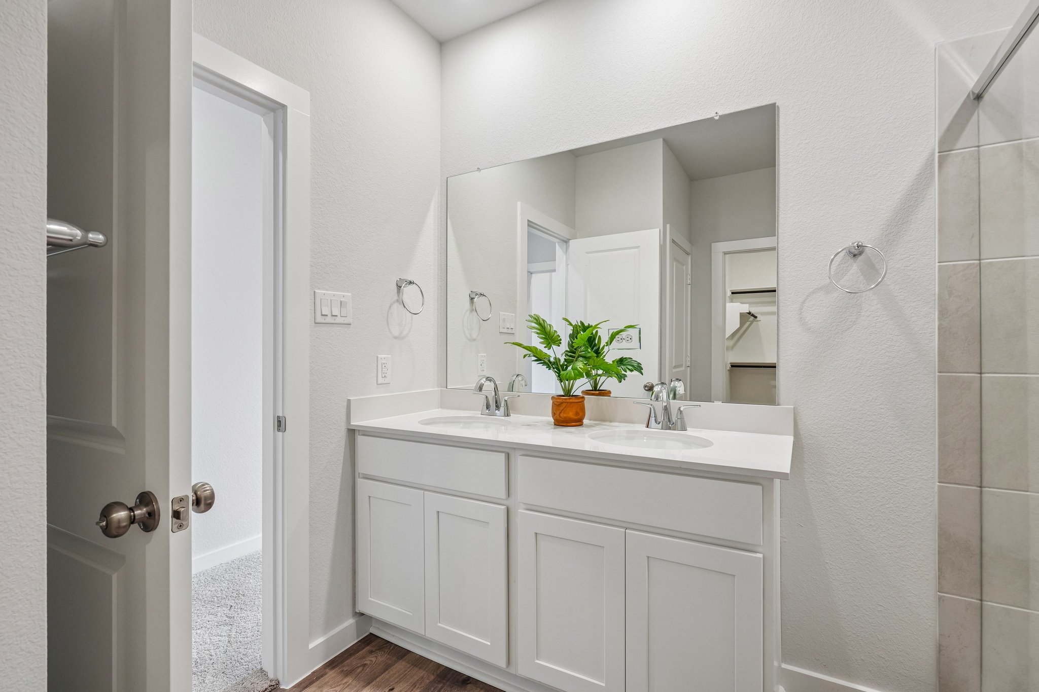A bathroom with a sink and a mirror.