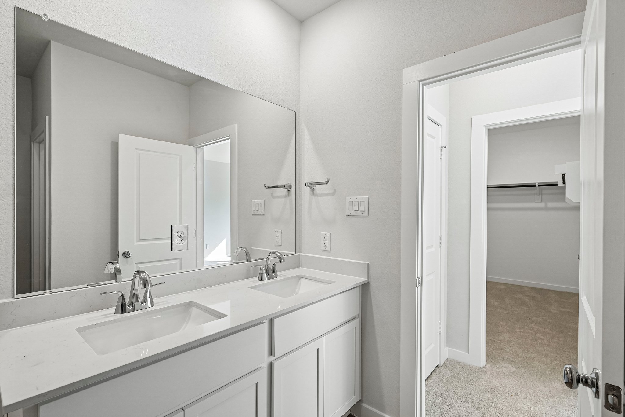 A bathroom with a sink and a mirror.