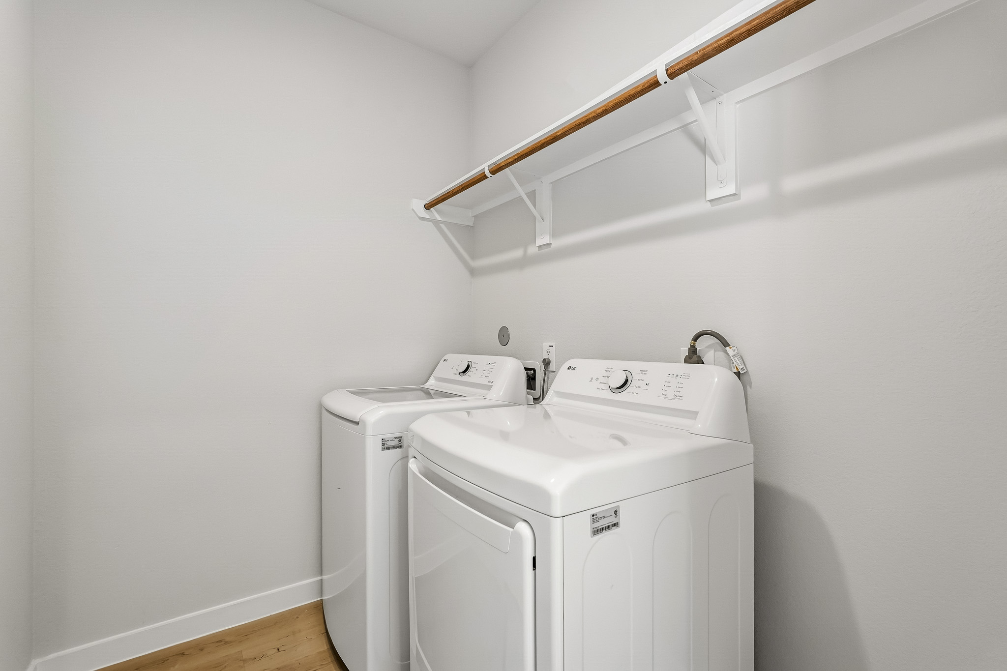 A white washer and dryer.