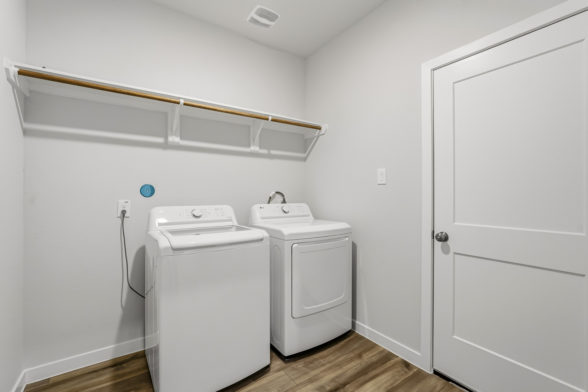 A washer and dryer in a room.