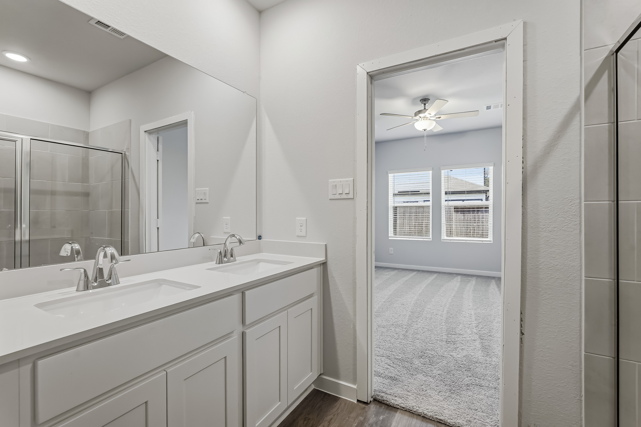 A bathroom with a sink and a mirror.