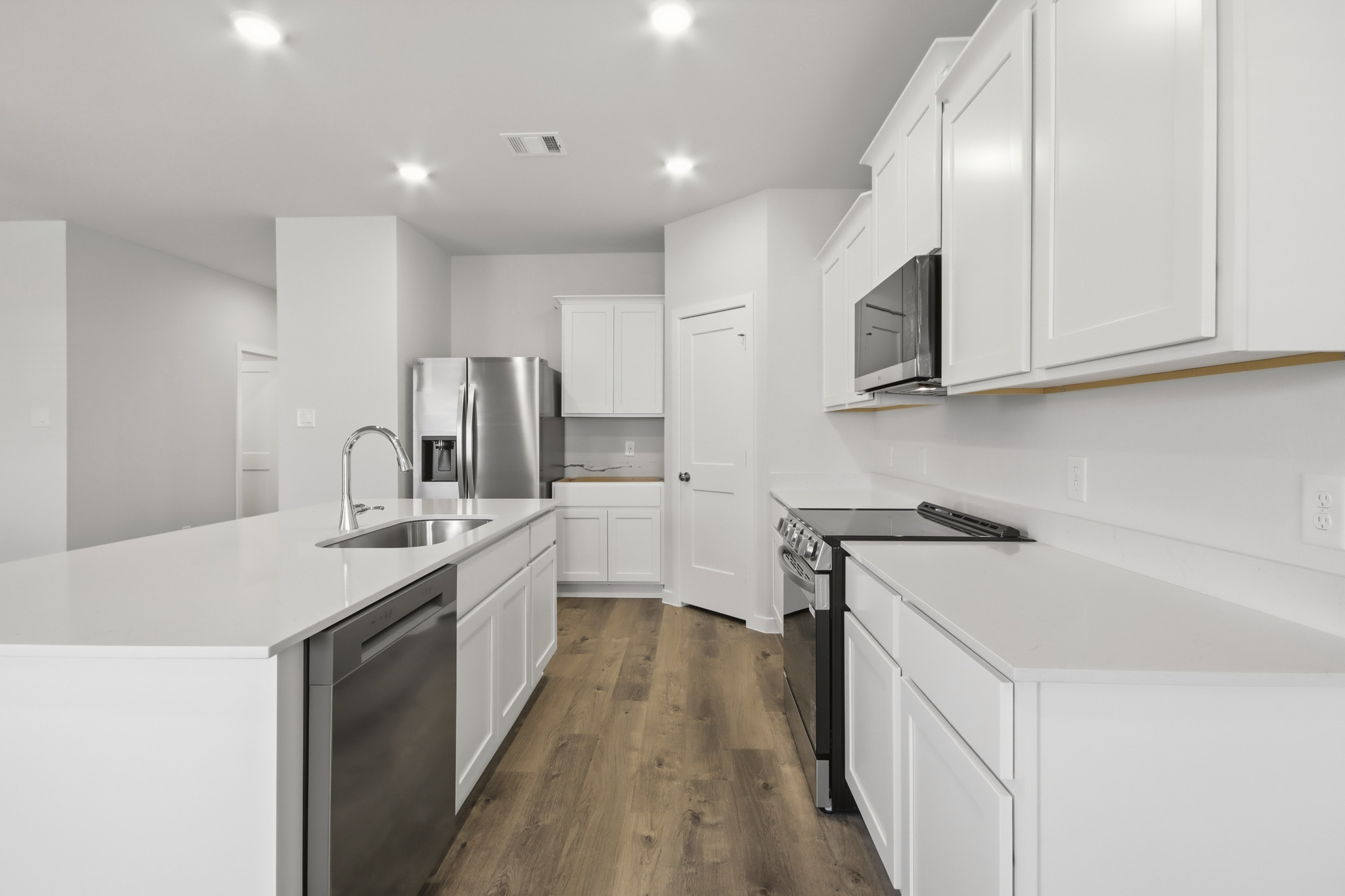 A kitchen with white cabinets.