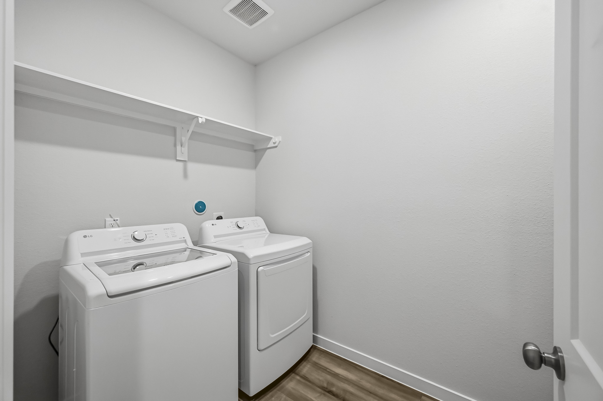 A washing machine in a room.
