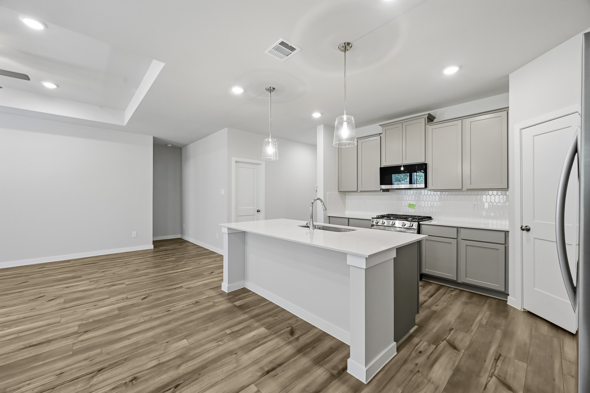 A kitchen with white cabinets.