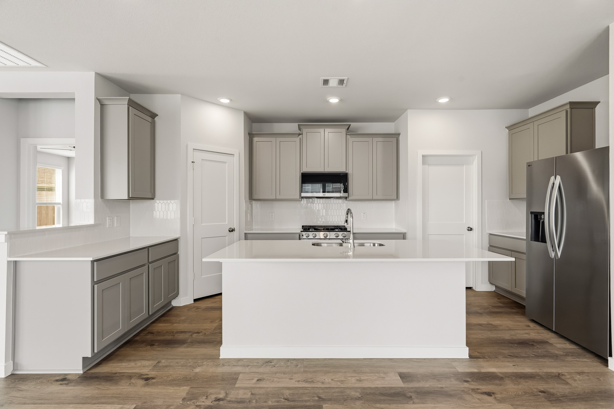 A kitchen with white cabinets.