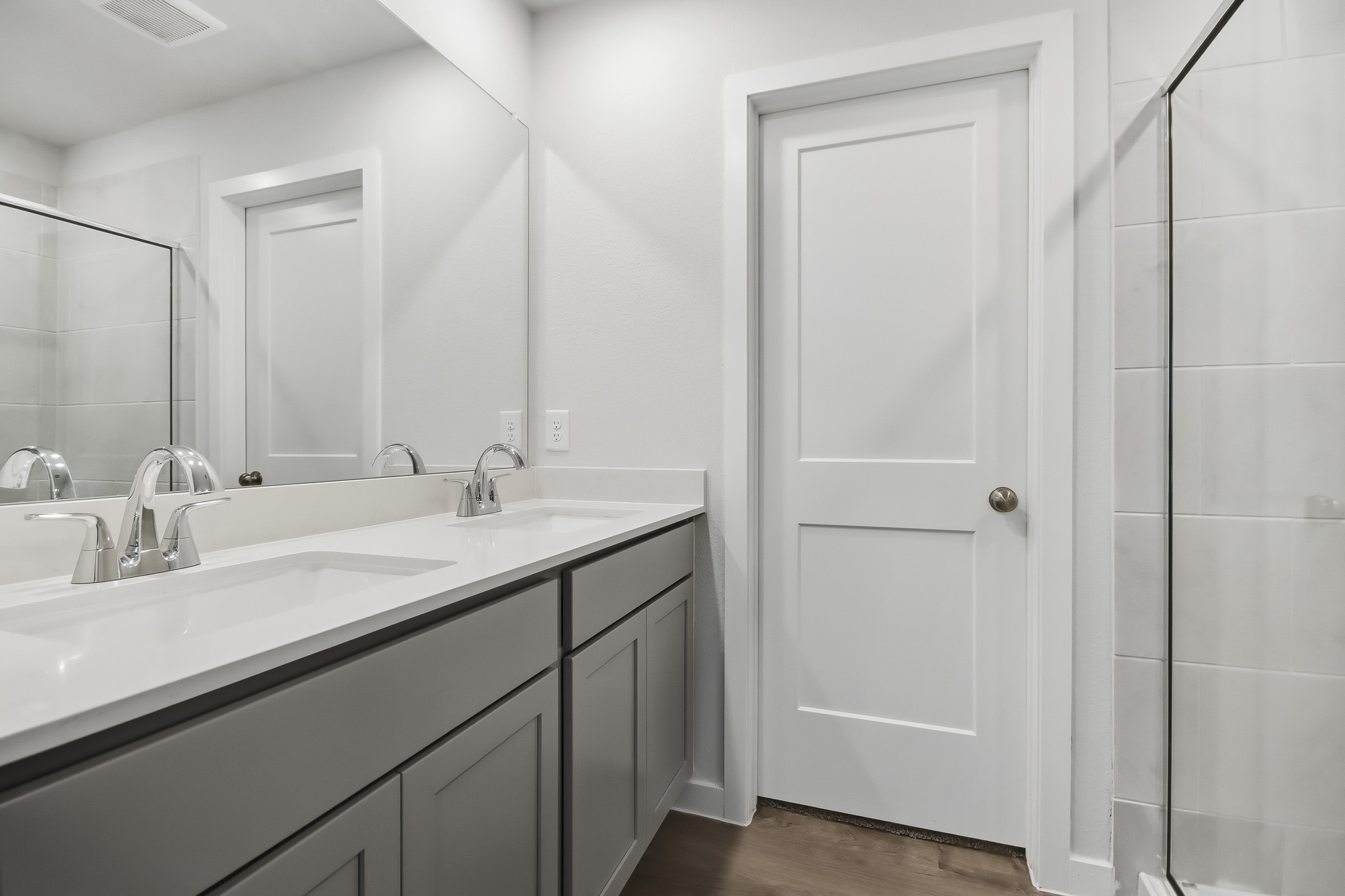 A bathroom with a sink and a mirror.