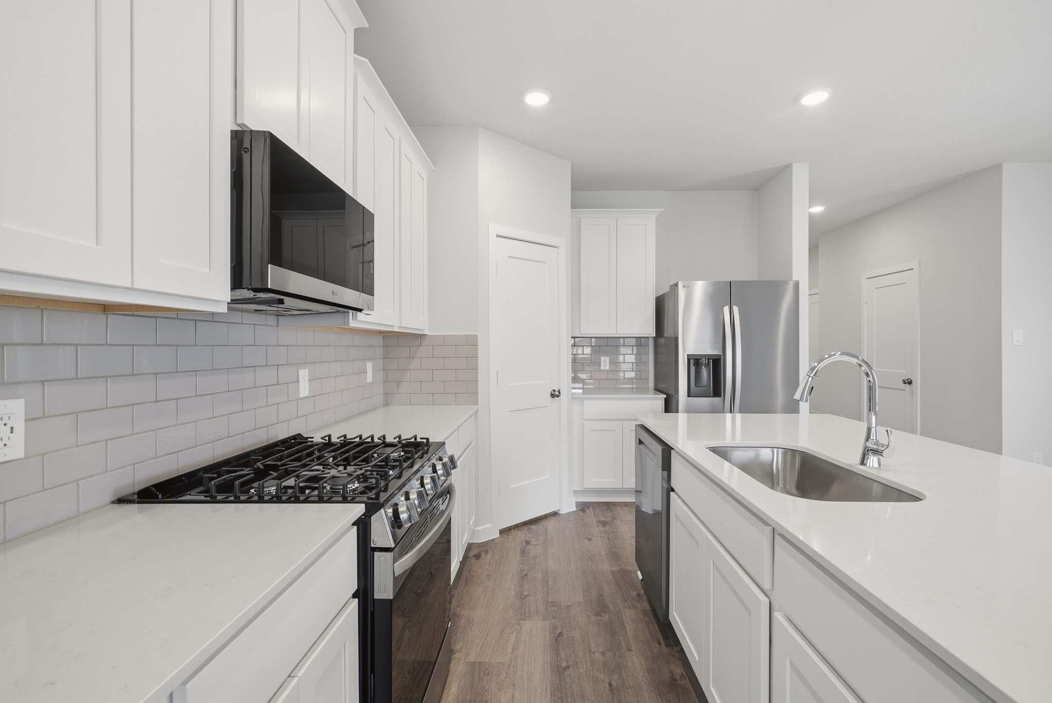A kitchen with white cabinets.