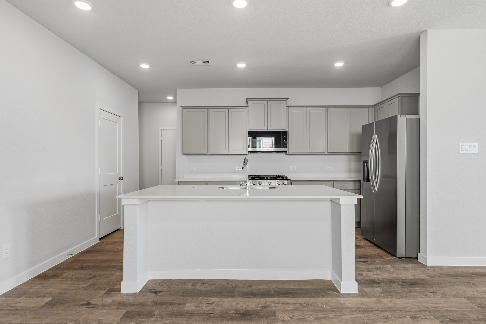 A kitchen with white cabinets.