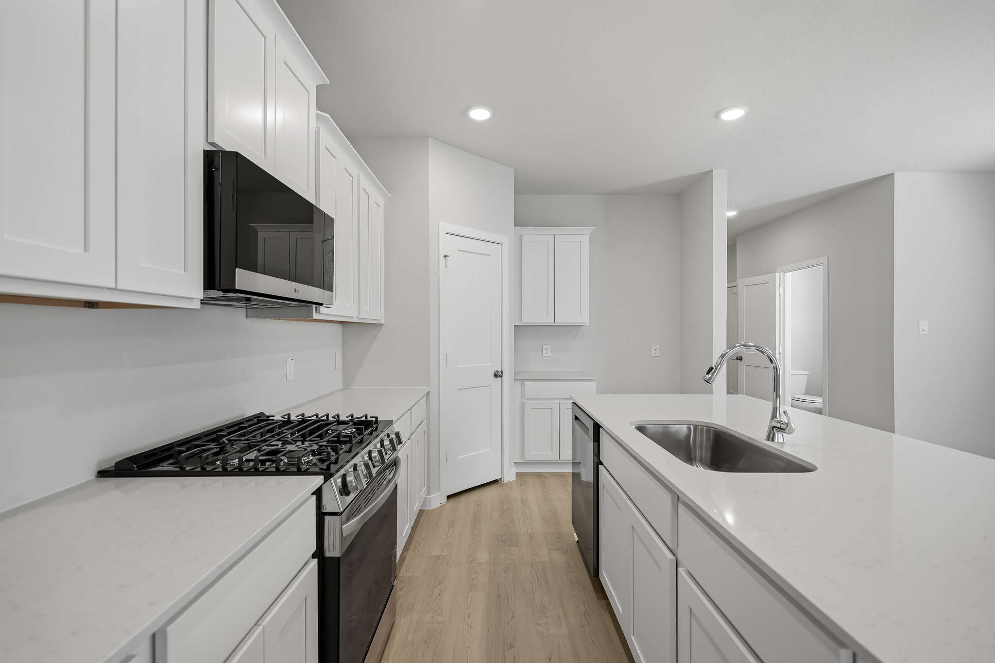 A kitchen with white cabinets.