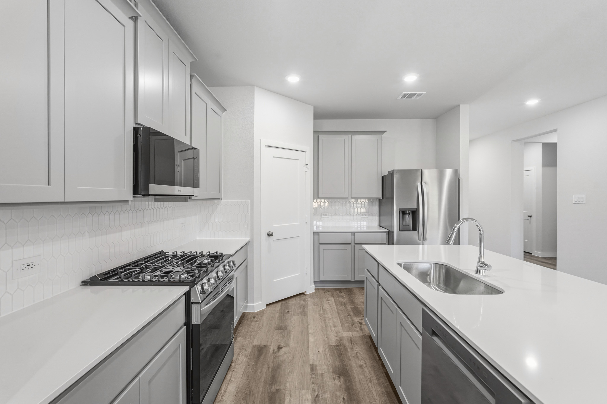 A kitchen with white cabinets.