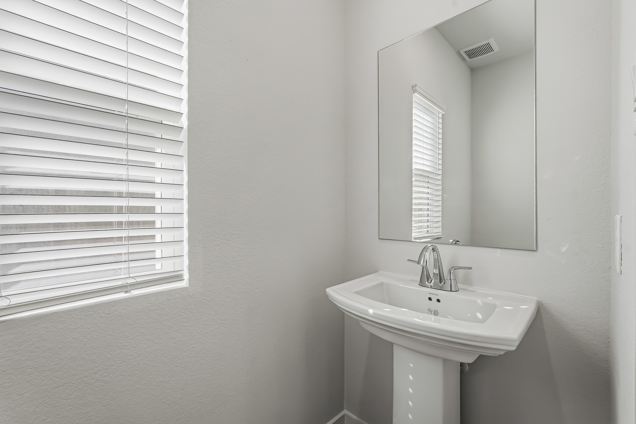 A bathroom with a sink and mirror.