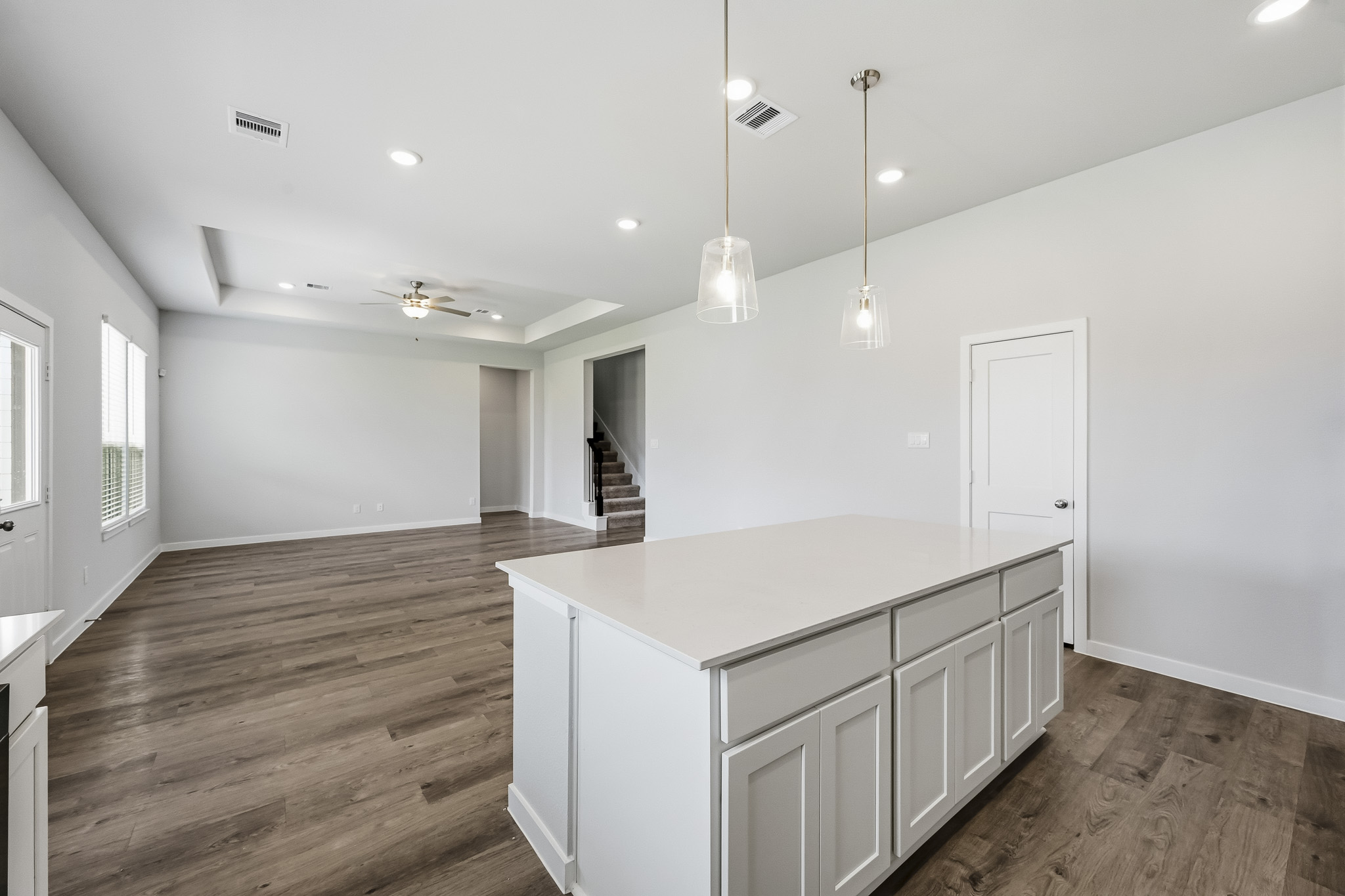 A kitchen with white cabinets.