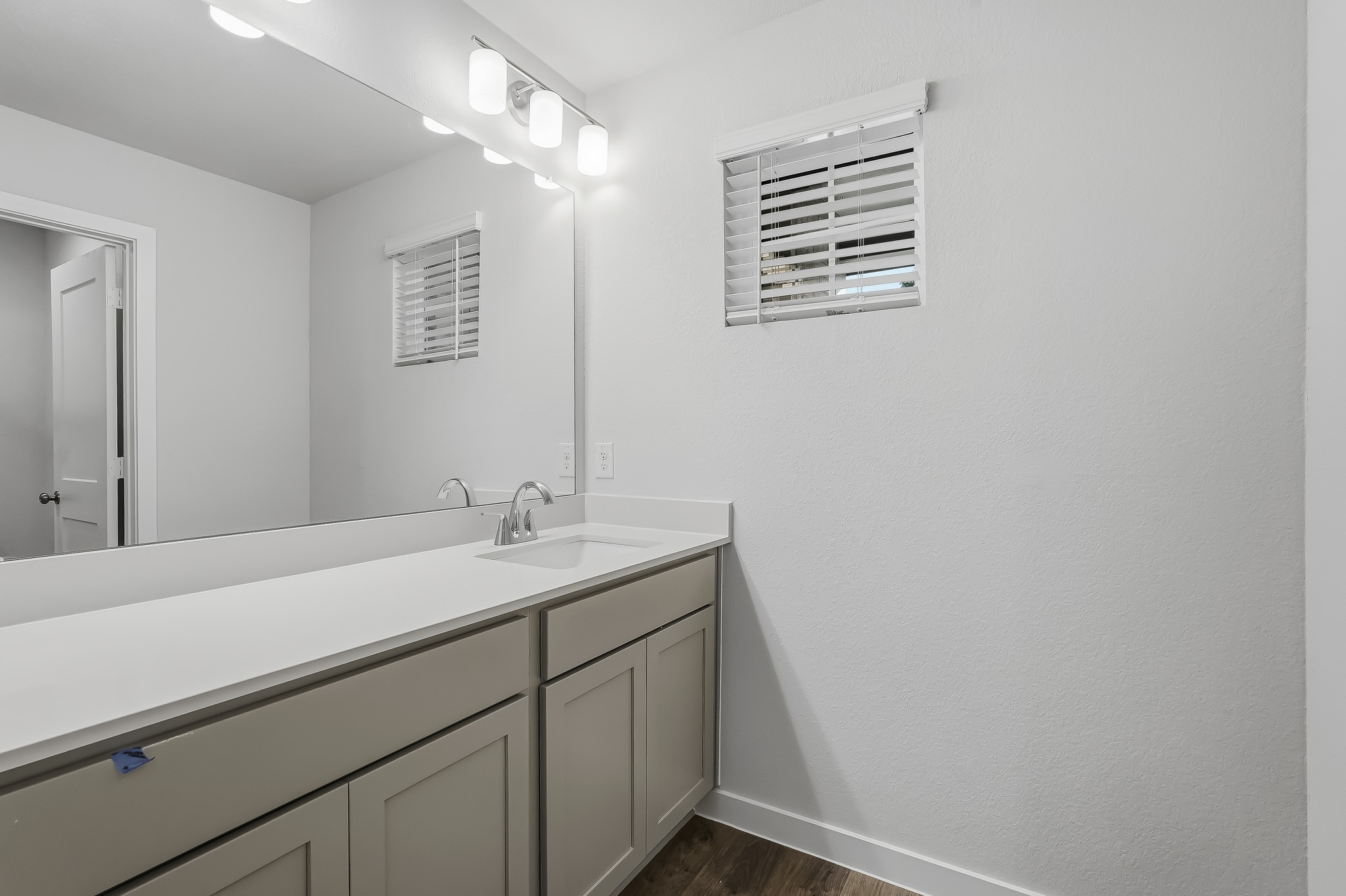A bathroom with a sink and a mirror.
