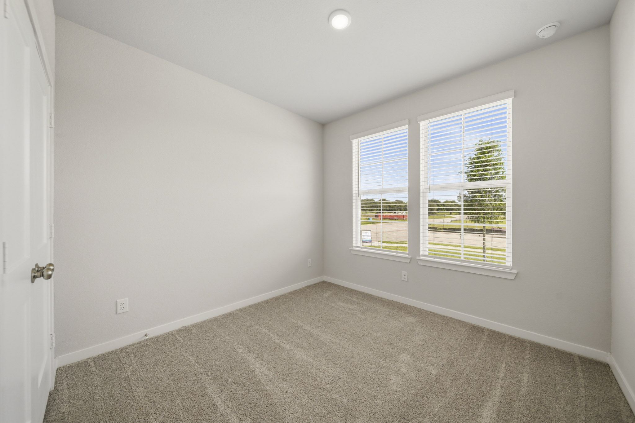 A room with windows.