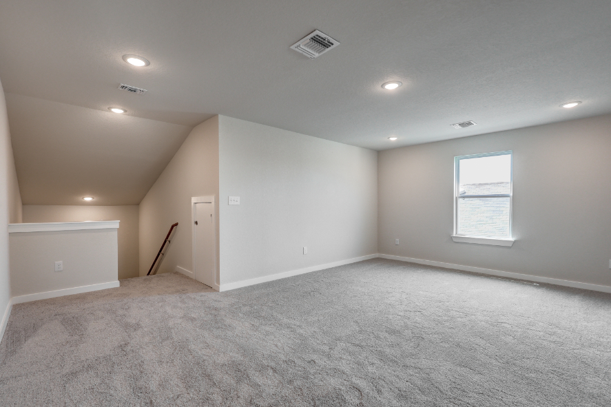 A room with a carpet and a carpet.