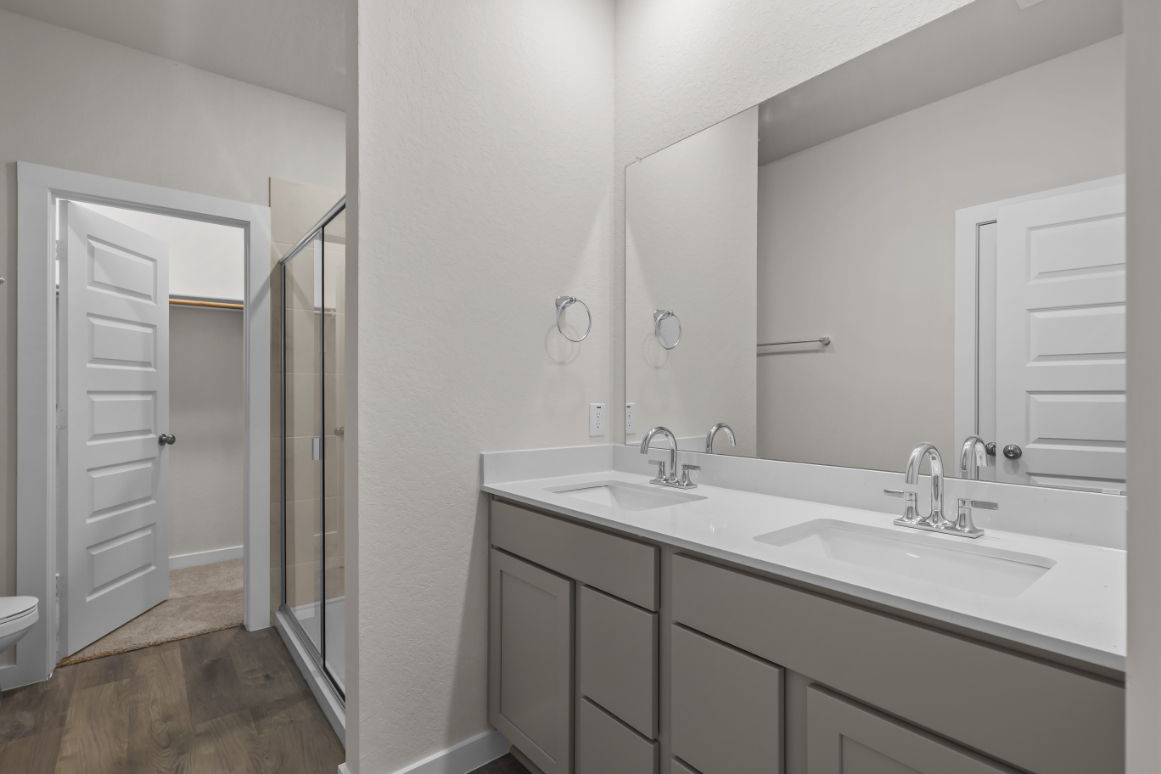 A bathroom with a sink and a mirror.