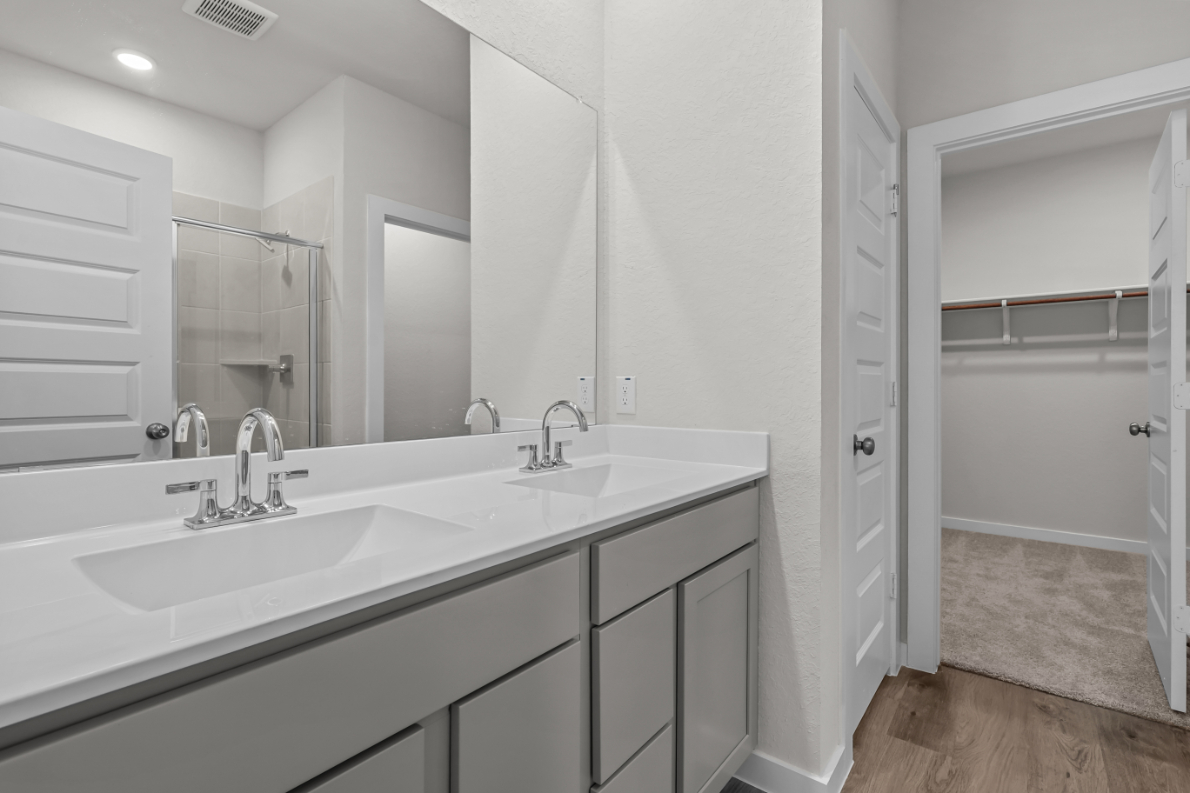 A bathroom with a sink and a mirror.
