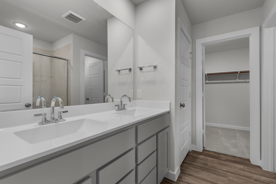 A bathroom with a sink and a mirror.