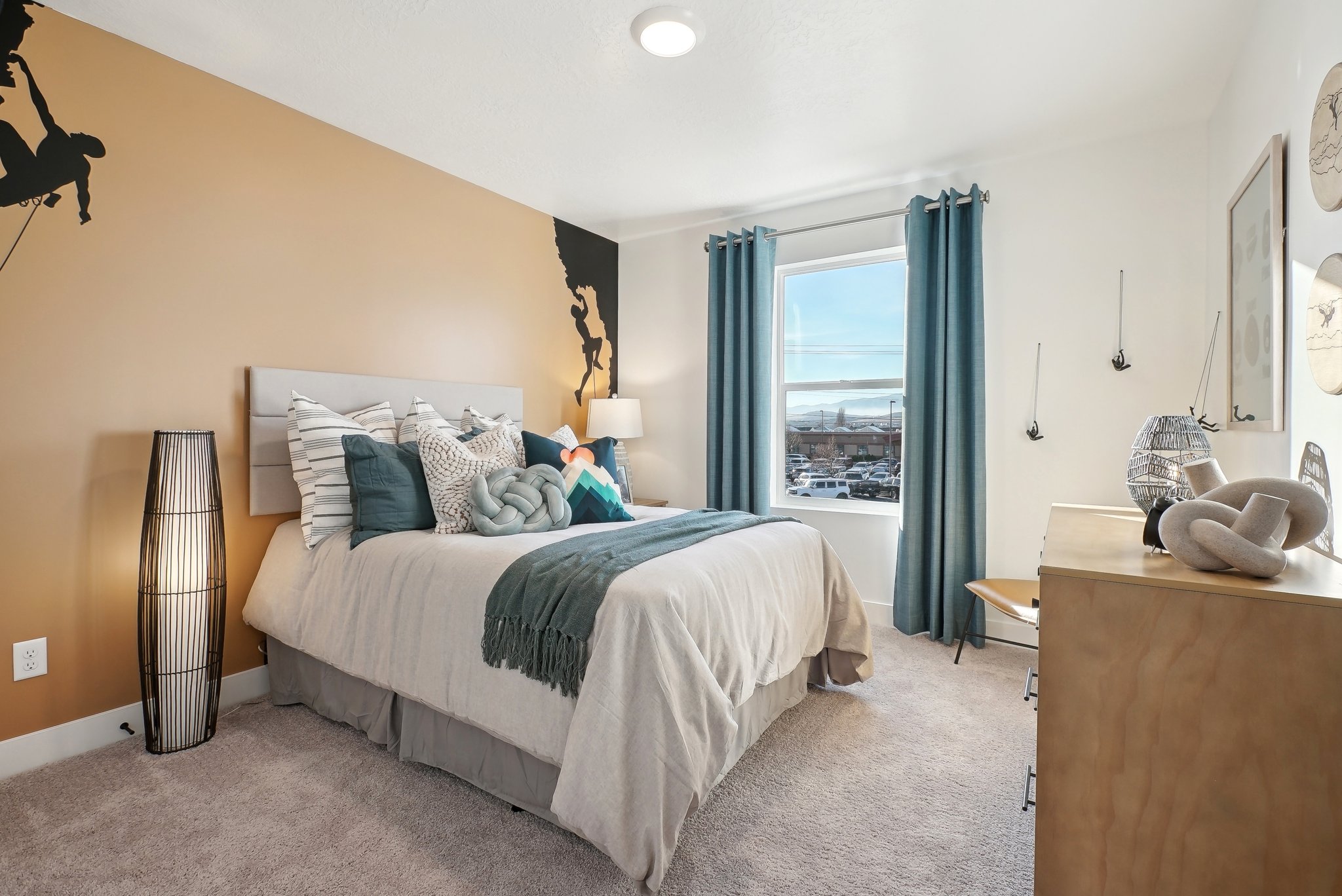 A bedroom with a bed and a desk.